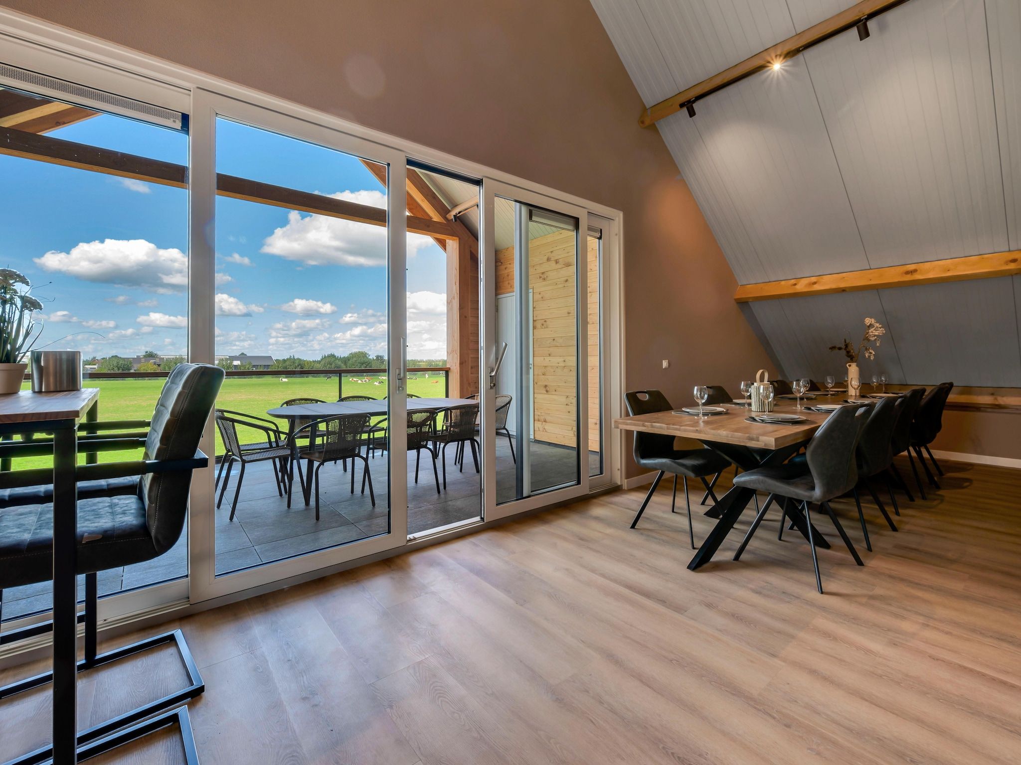 De eetkamer van The New Barn in Montfoort