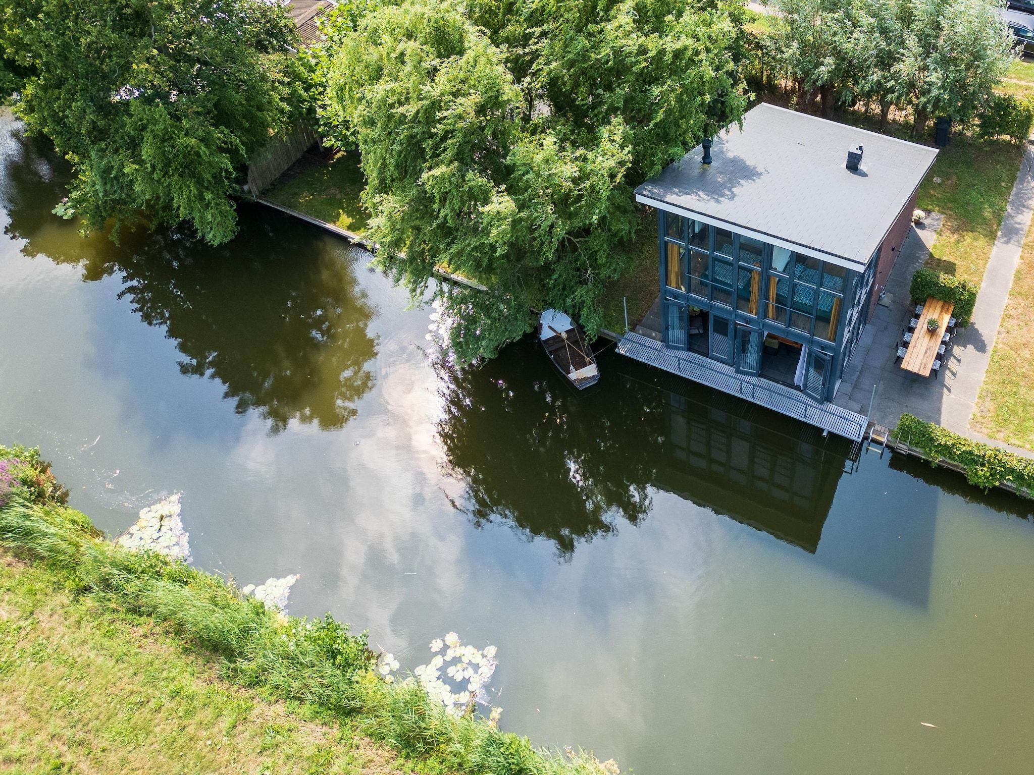 De buitenkant van De Waterlelie in Hekendorp