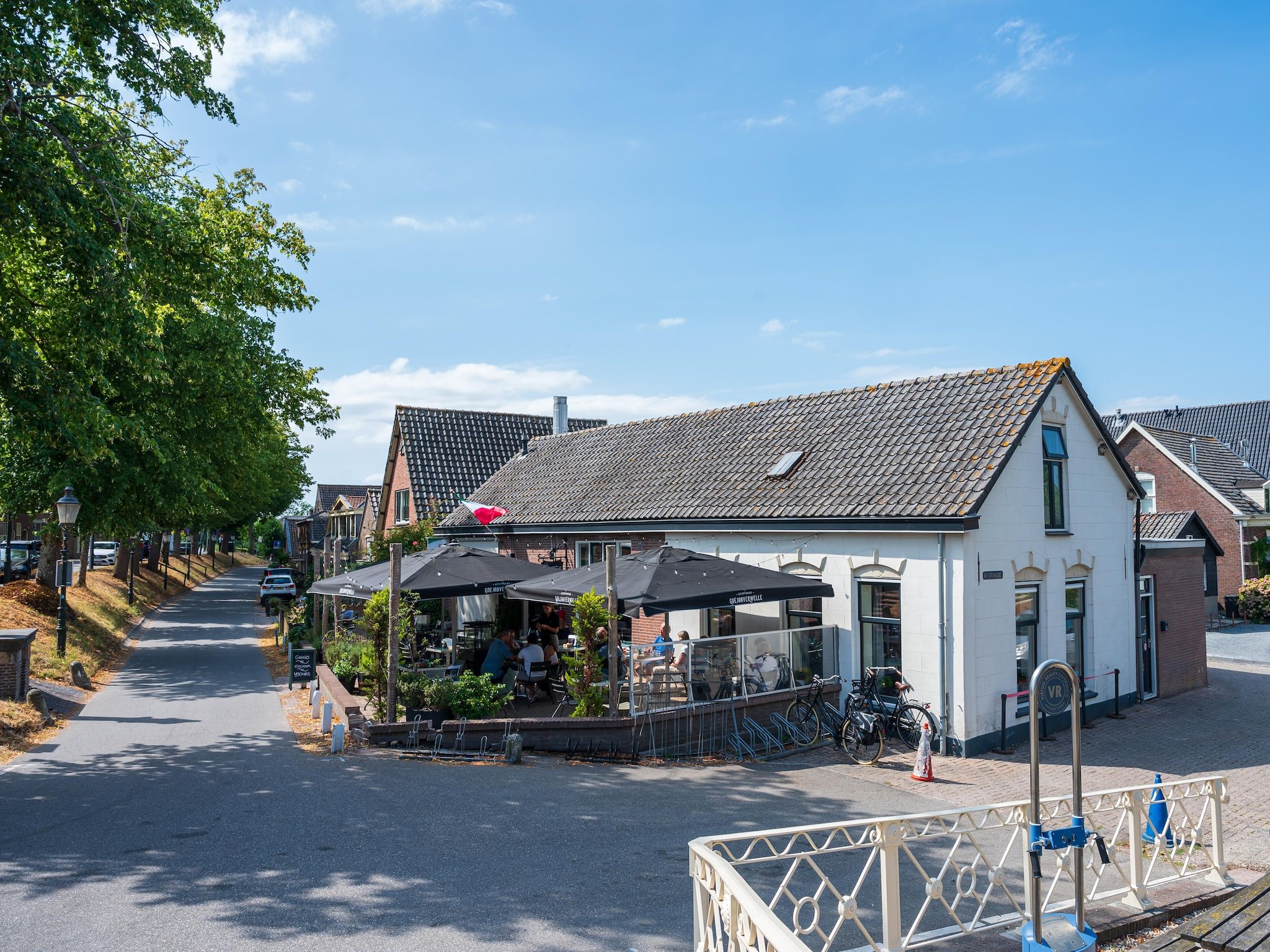 De buitenkant van De Waterlelie in Hekendorp