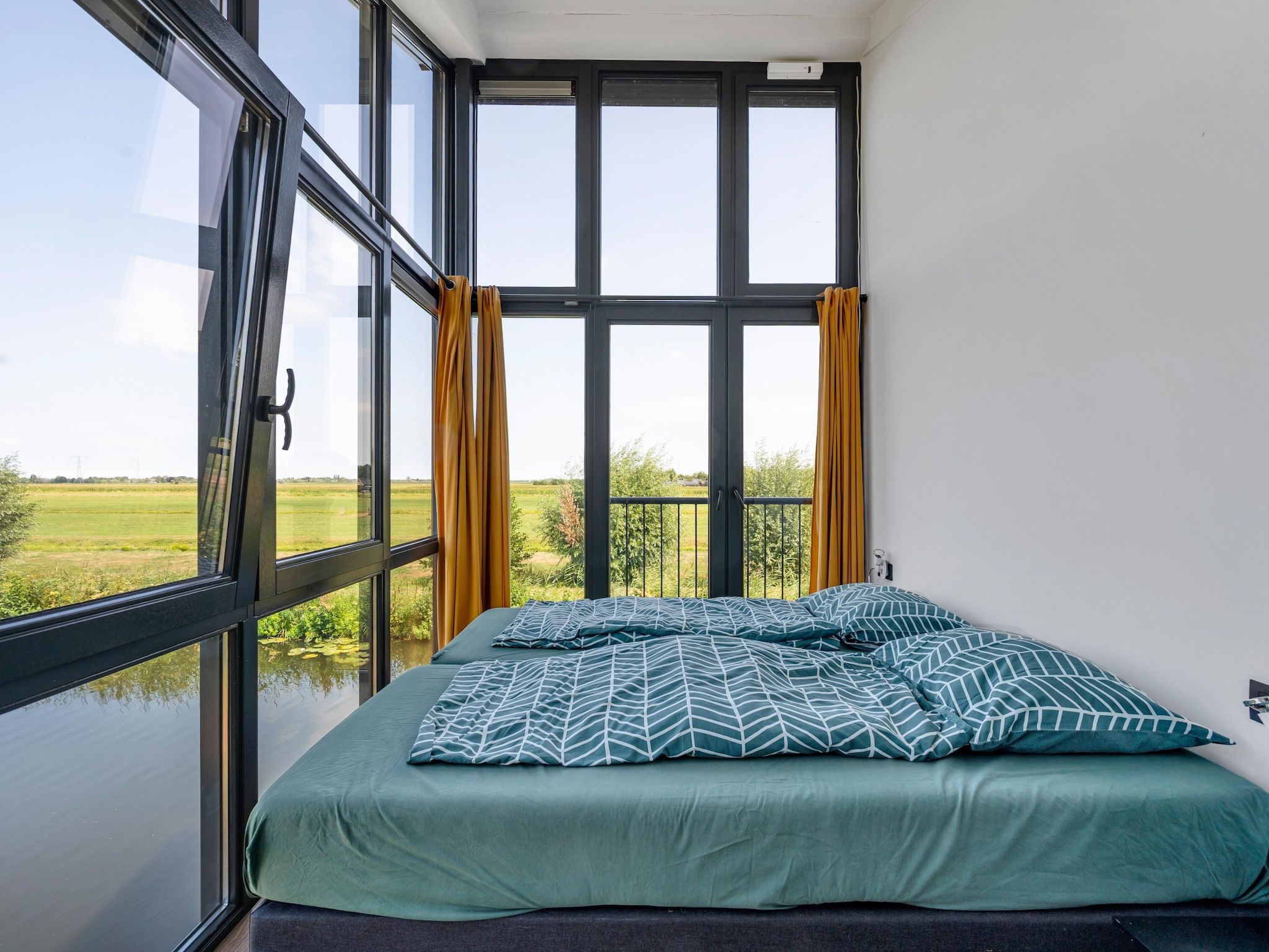 Een slaapkamer van De Waterlelie in Hekendorp