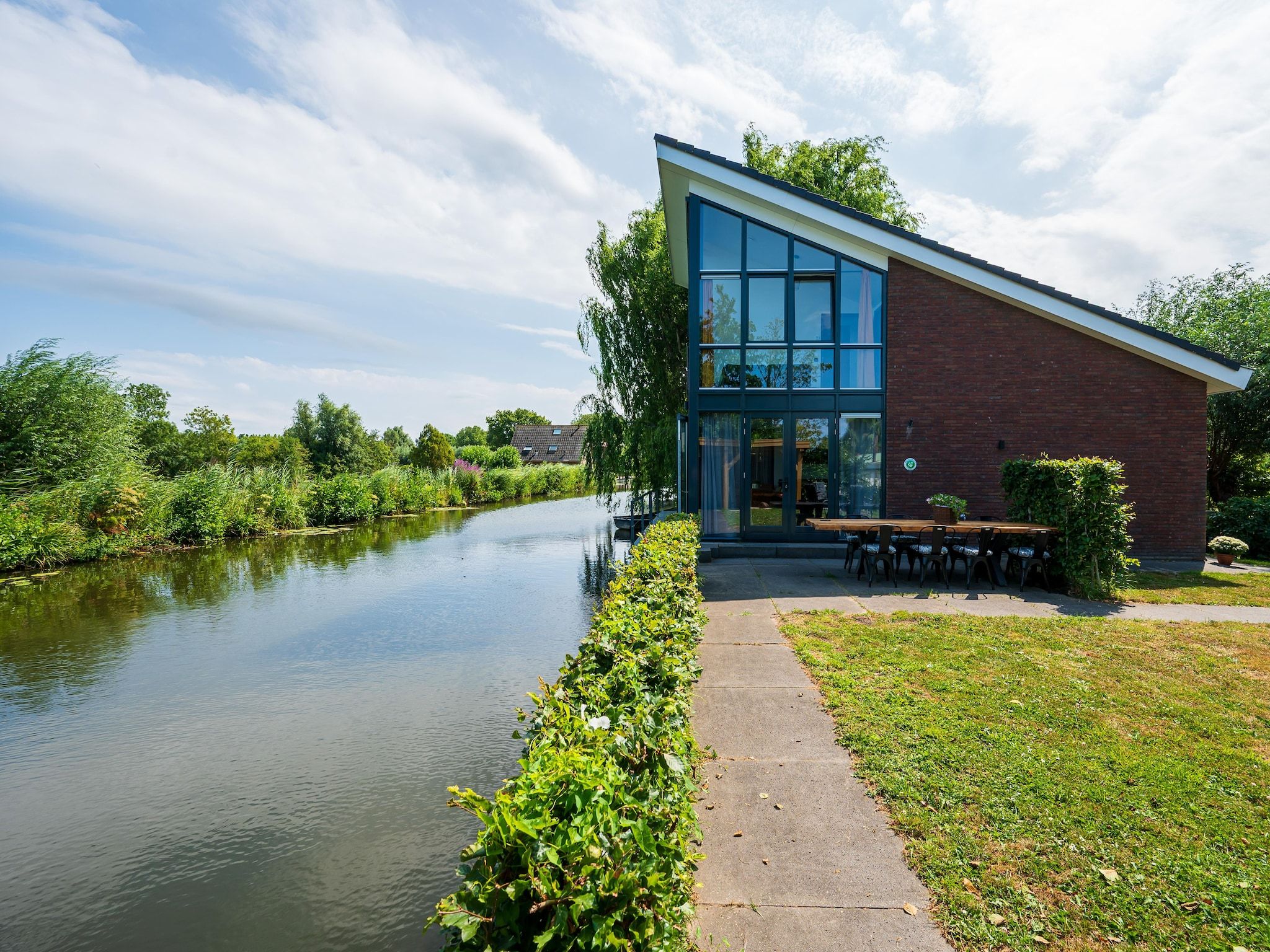 De buitenkant van De Waterlelie in Hekendorp