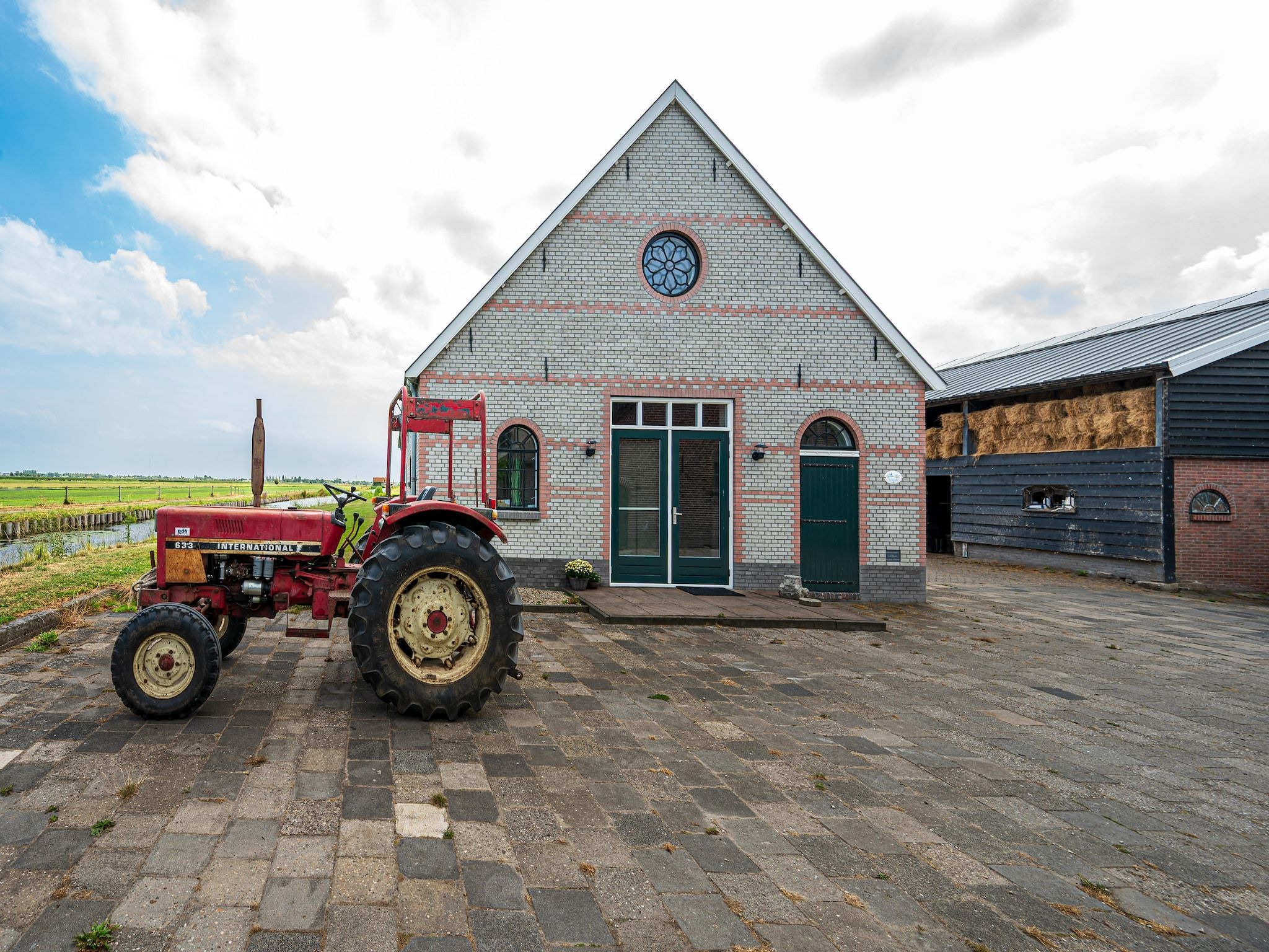 De buitenkant van De Kleine Stal in Snelrewaard