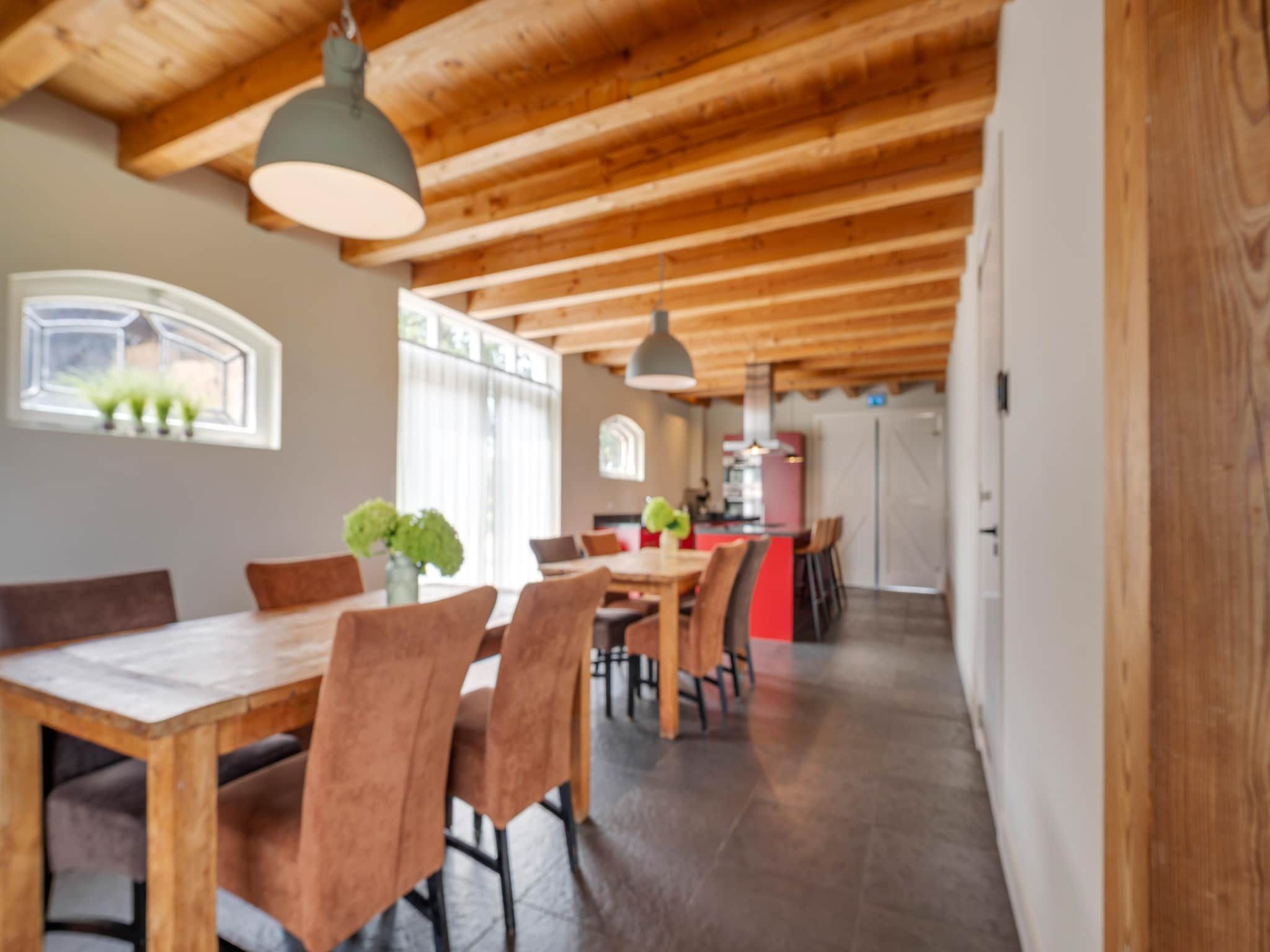De eetkamer van De Kleine Stal in Snelrewaard