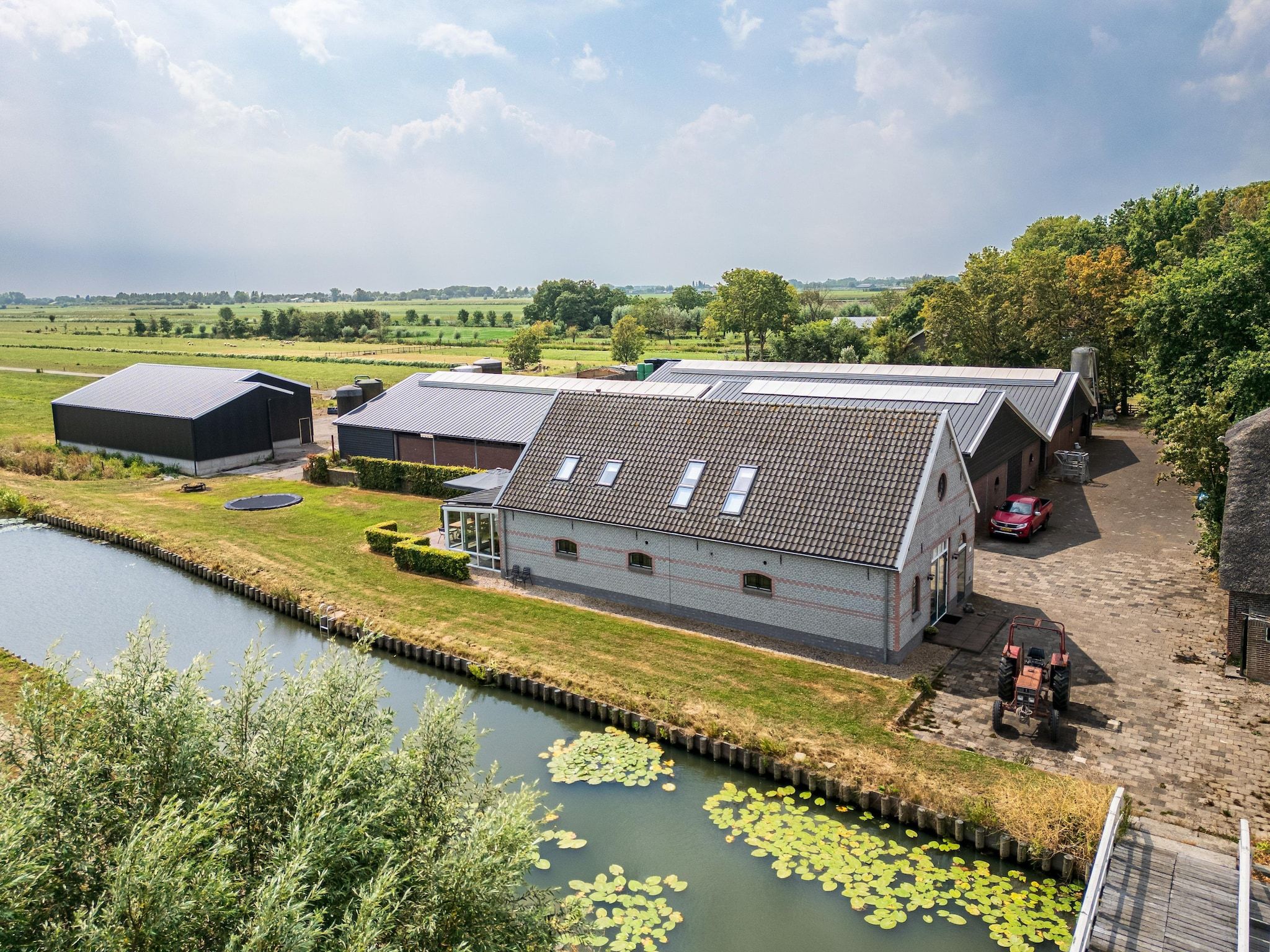 De buitenkant van De Kleine Stal in Snelrewaard