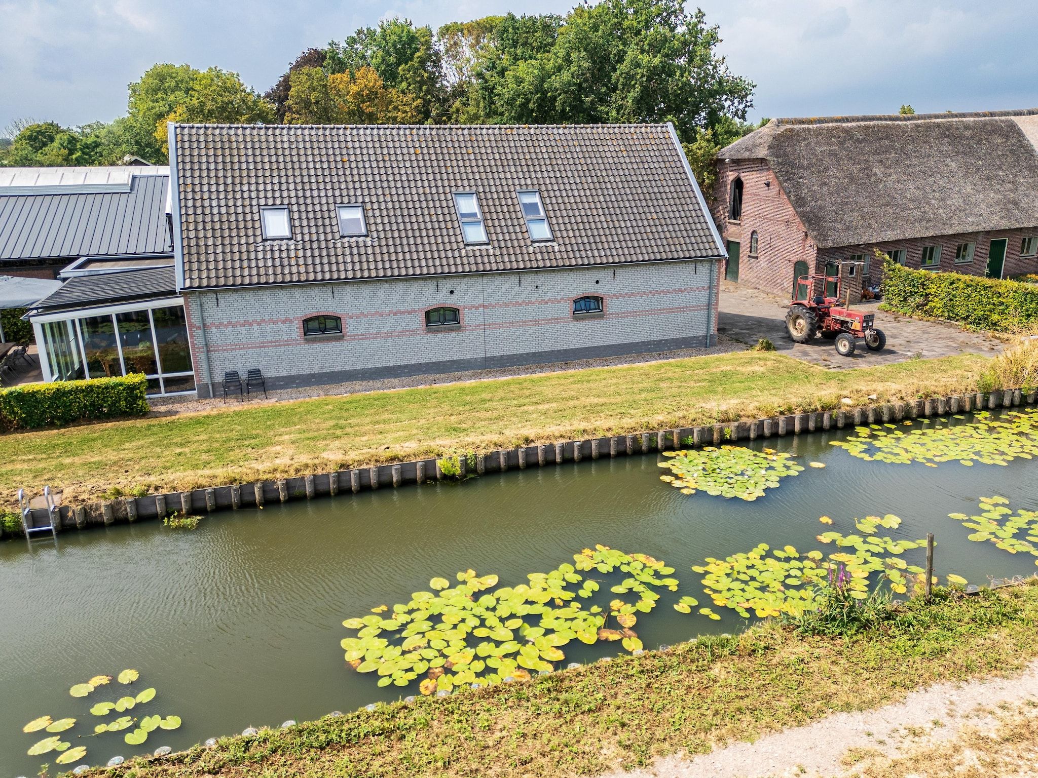 De buitenkant van De Kleine Stal in Snelrewaard