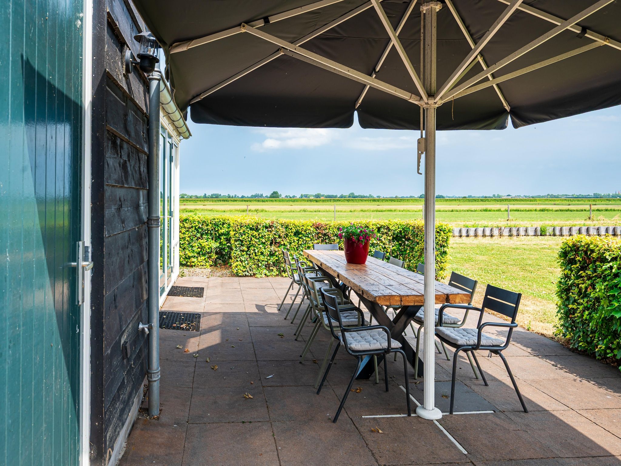 Het terras van De Kleine Stal in Snelrewaard