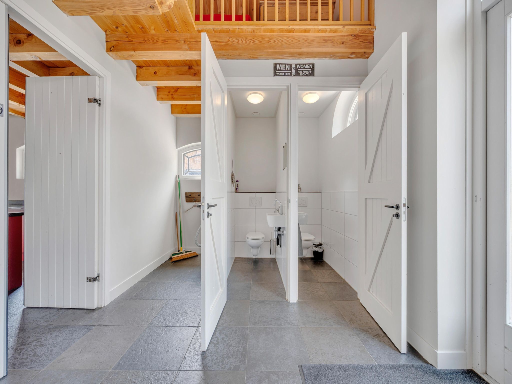 De badkamer van De Kleine Stal in Snelrewaard