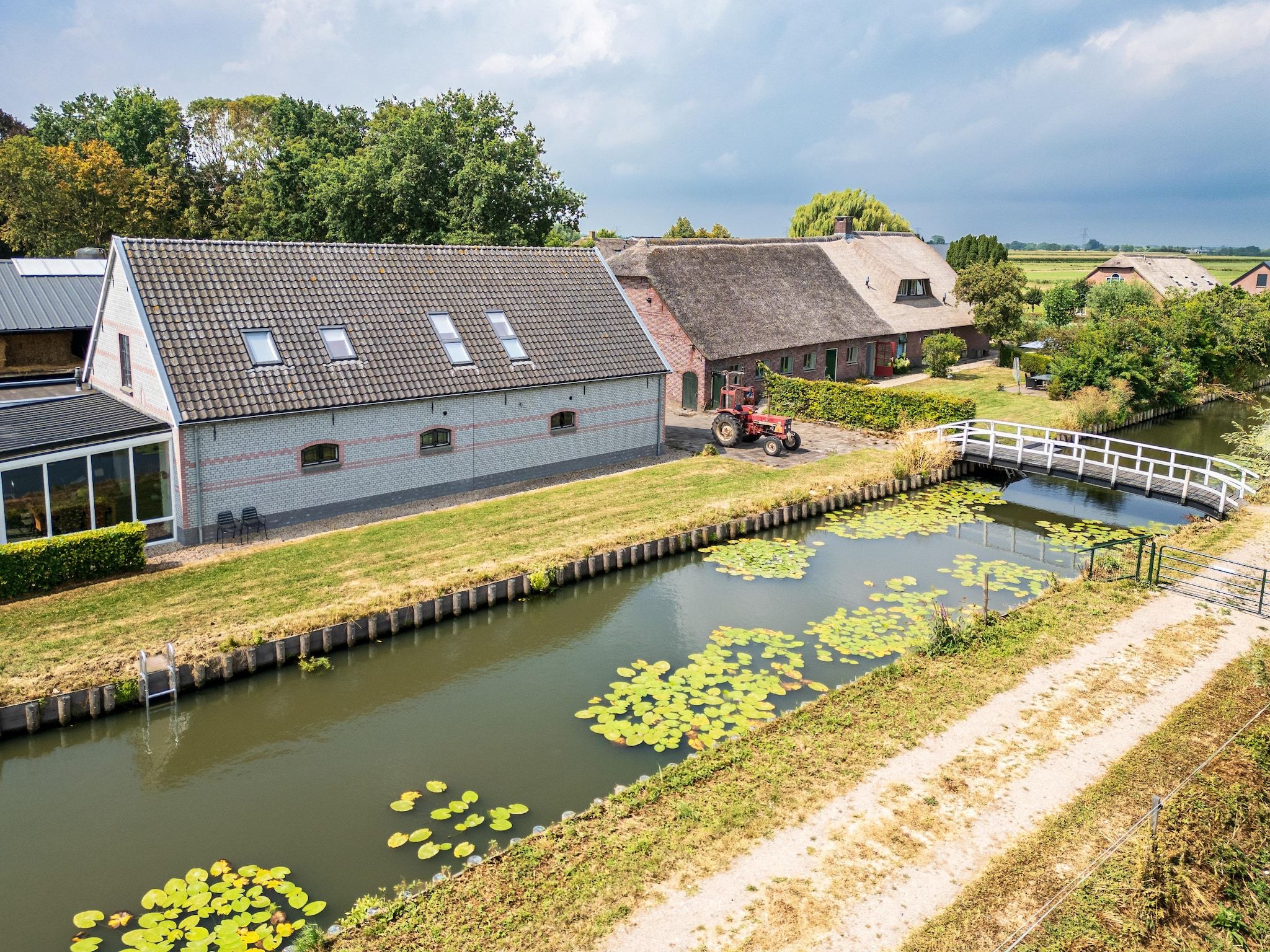 De buitenkant van De Kleine Stal in Snelrewaard