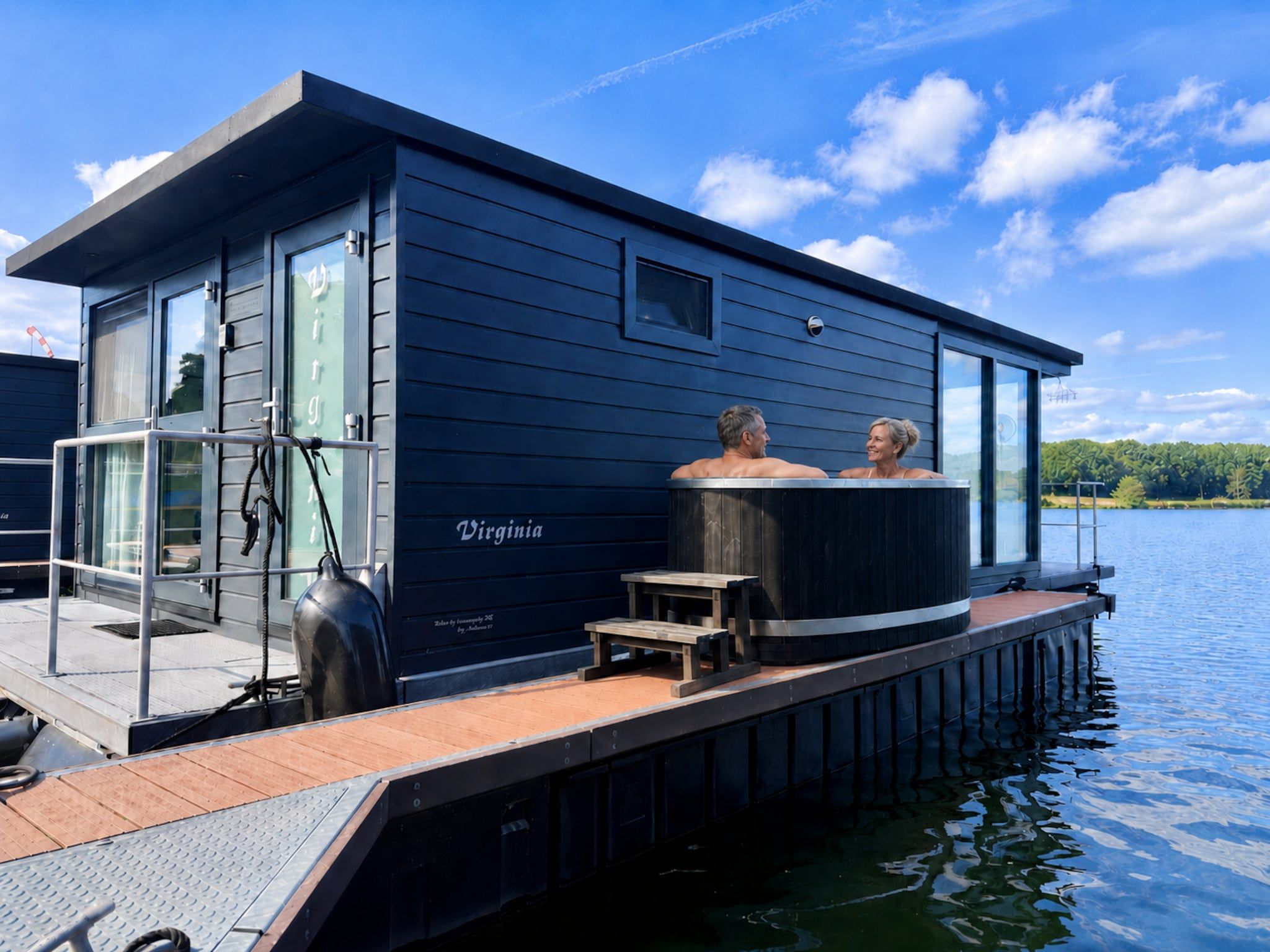 De buitenkant van Houseboat Marina Mookerplas with Duo Hot Tub | 4 - 6 people in Middelaar