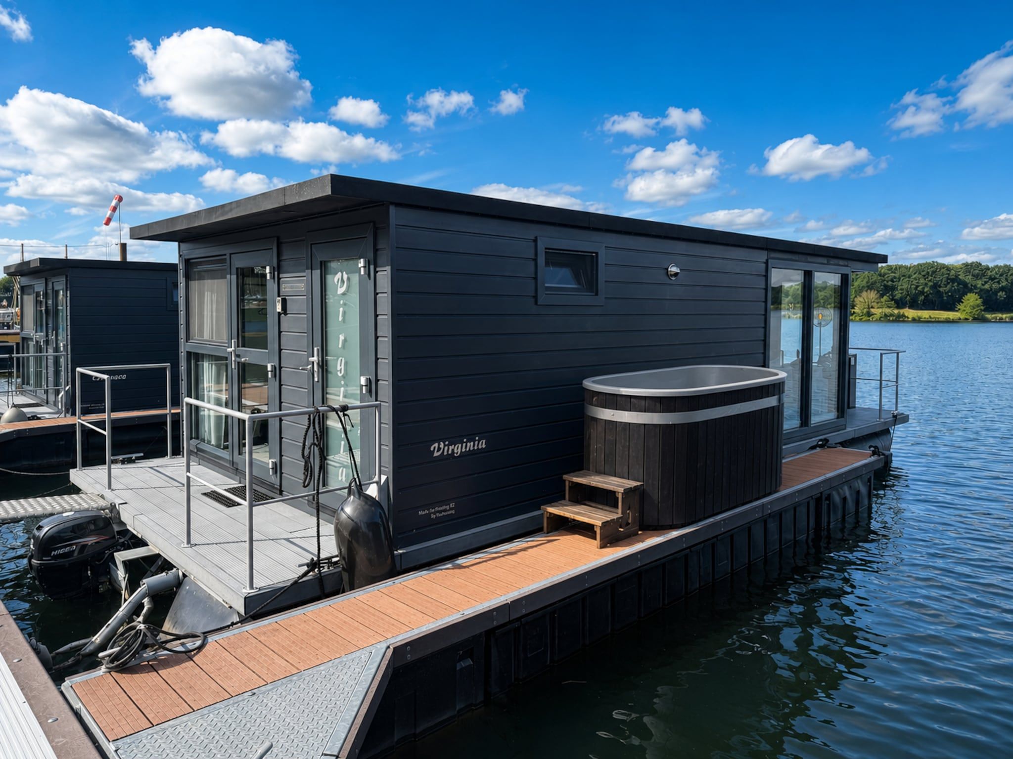 De buitenkant van Houseboat Marina Mookerplas with Duo Hot Tub | 4 - 6 people in Middelaar