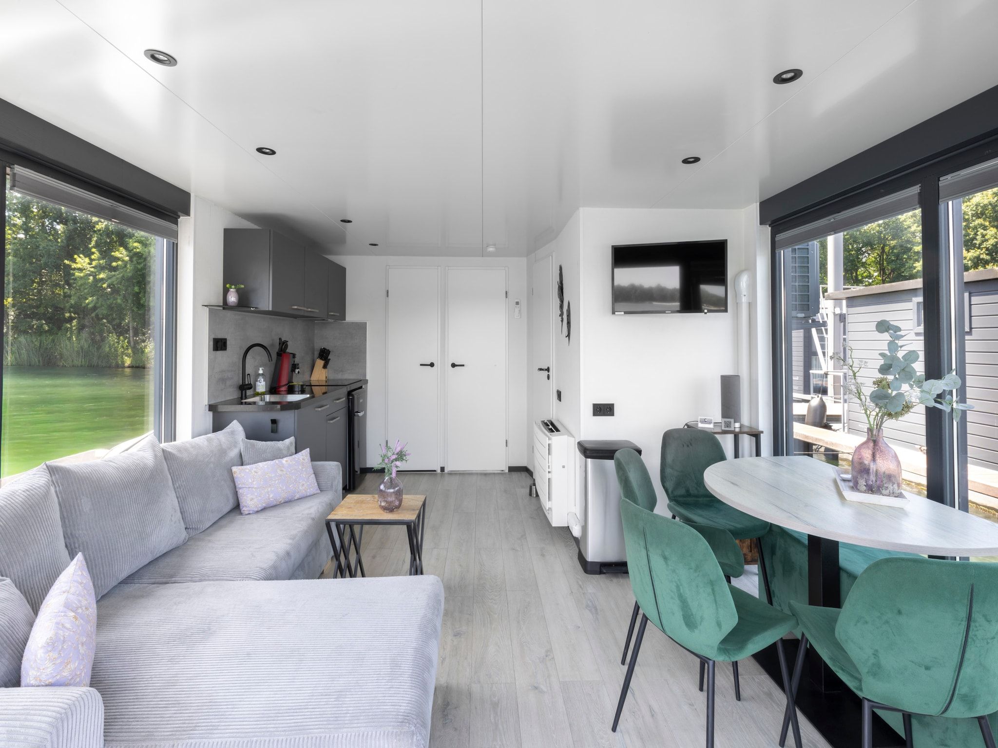 De woonkamer van Houseboat Marina Mookerplas with Duo Hot Tub | 4 - 6 people in Middelaar