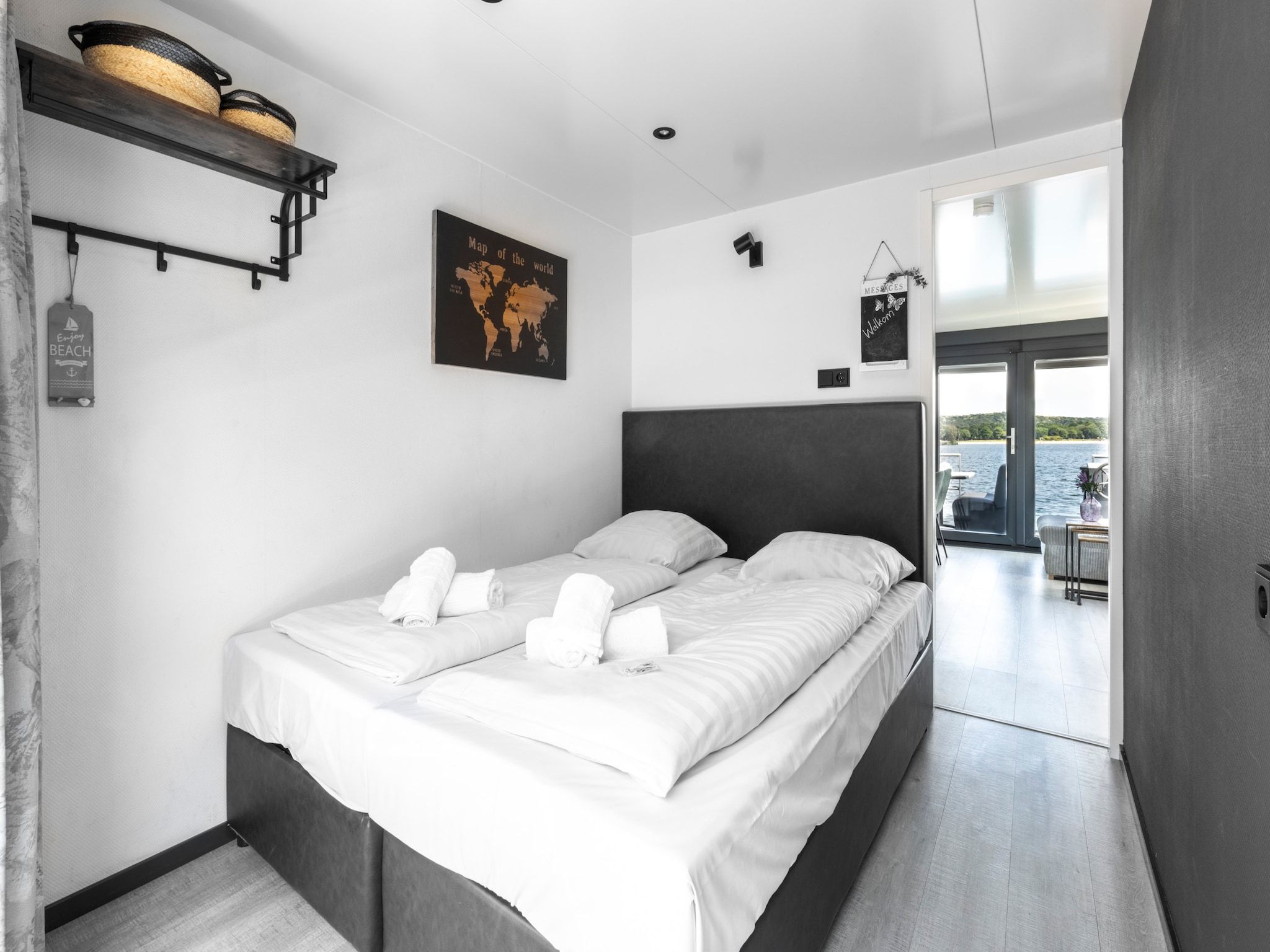 Een slaapkamer van Houseboat Marina Mookerplas with Duo Hot Tub | 4 - 6 people in Middelaar