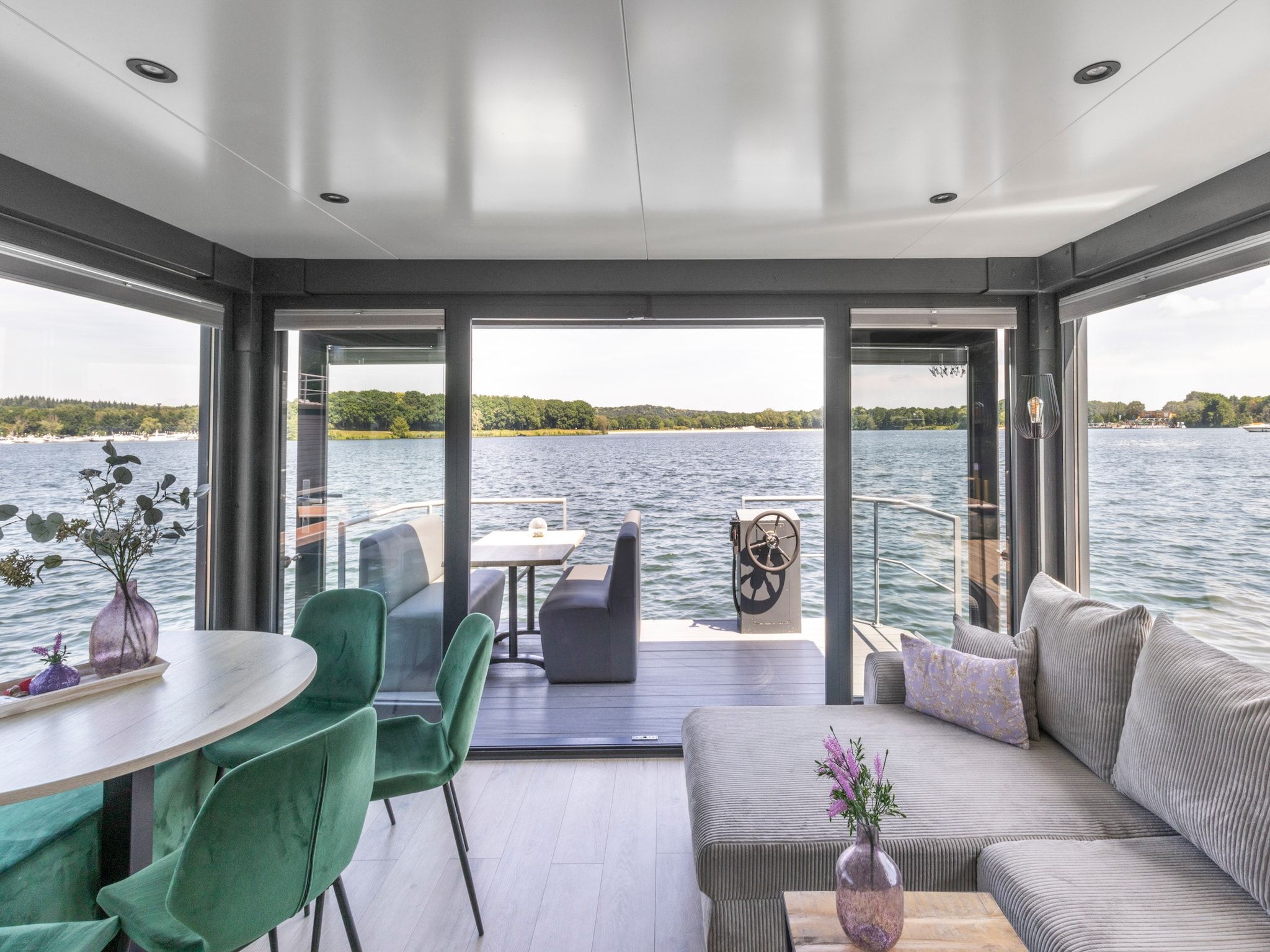 Het uitzicht vanaf Houseboat Marina Mookerplas with Duo Hot Tub | 4 - 6 people in Middelaar
