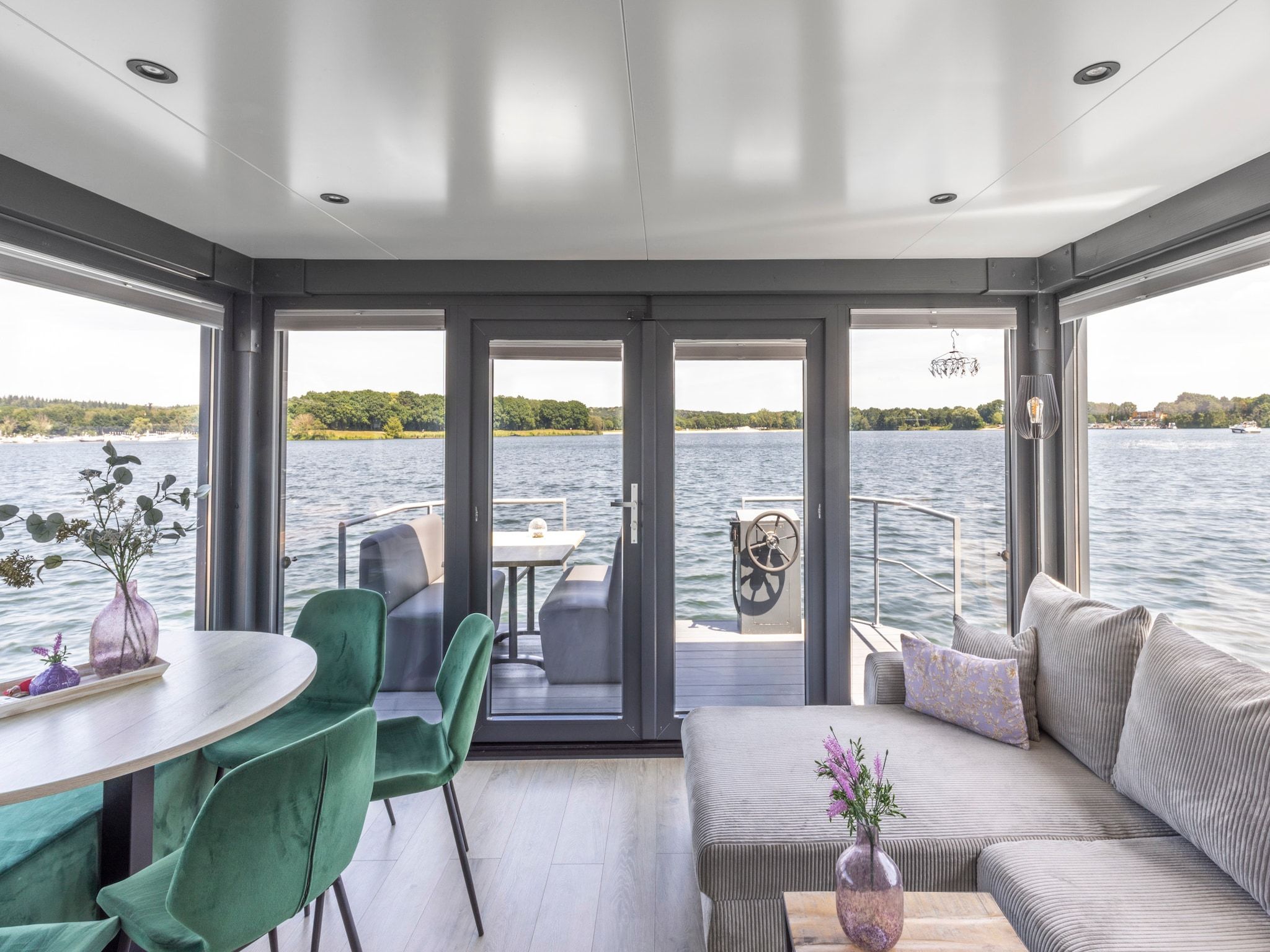 De woonkamer van Houseboat Marina Mookerplas with Duo Hot Tub | 4 - 6 people in Middelaar