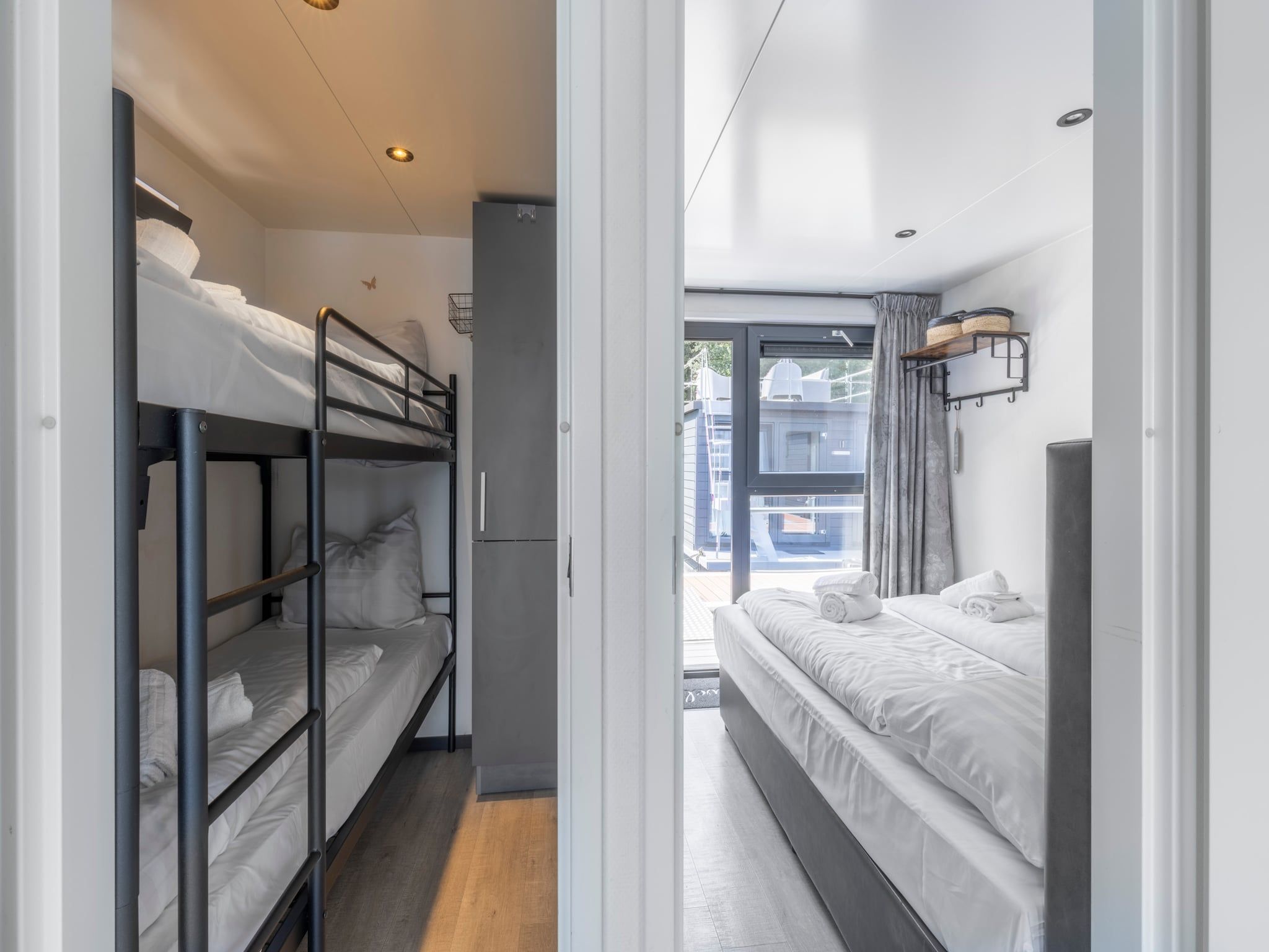 Een slaapkamer van Houseboat Marina Mookerplas with Duo Hot Tub | 4 - 6 people in Middelaar
