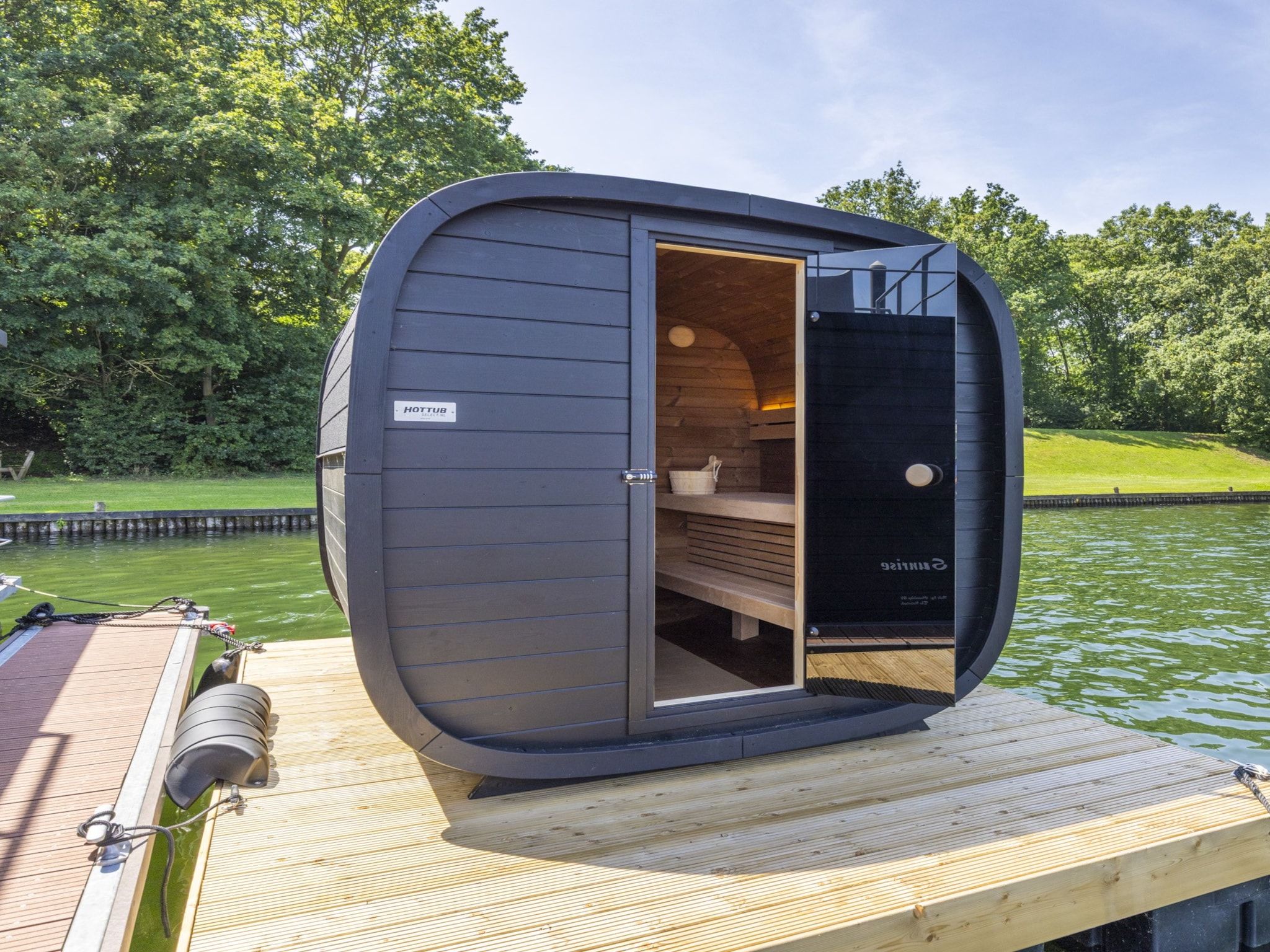 De buitenkant van Houseboat Marina Mookerplas with Duo Hot Tub | 4 - 6 people in Middelaar