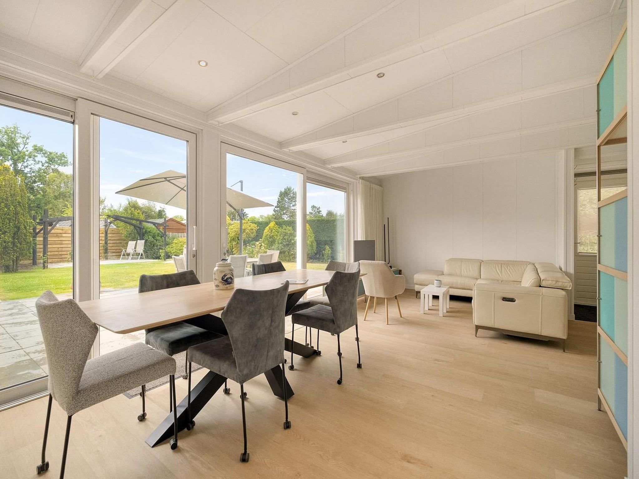 De eetkamer van Eureka 57 in Sint Maartensvlotbrug