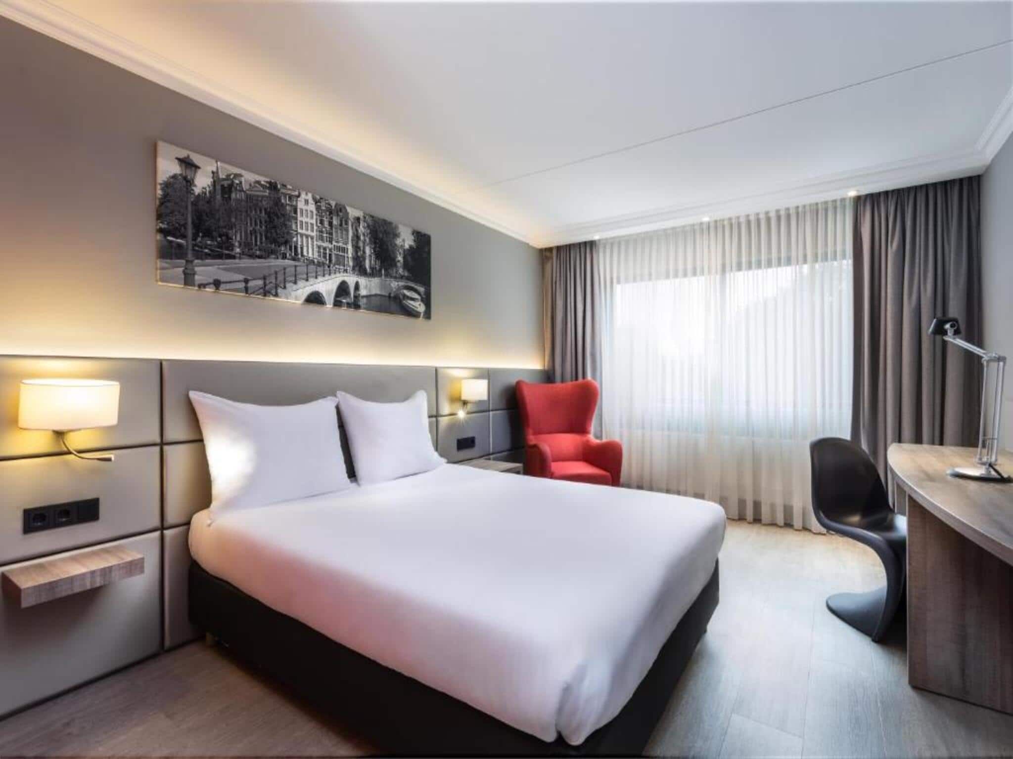 Een slaapkamer van Sunday Hotel Amsterdam Airport Schiphol in Badhoevedorp,