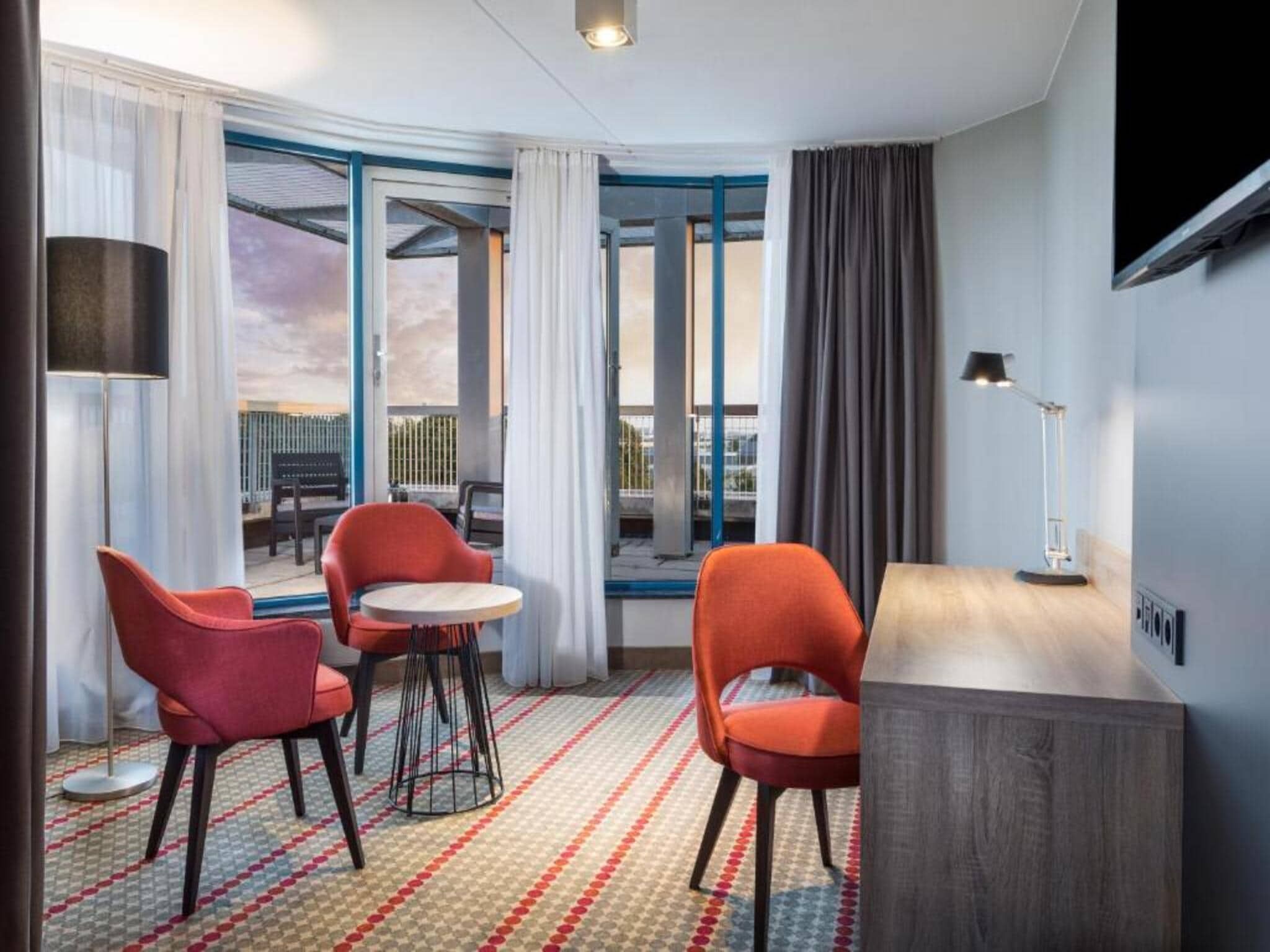 Een slaapkamer van Sunday Hotel Amsterdam Airport Schiphol in Badhoevedorp,