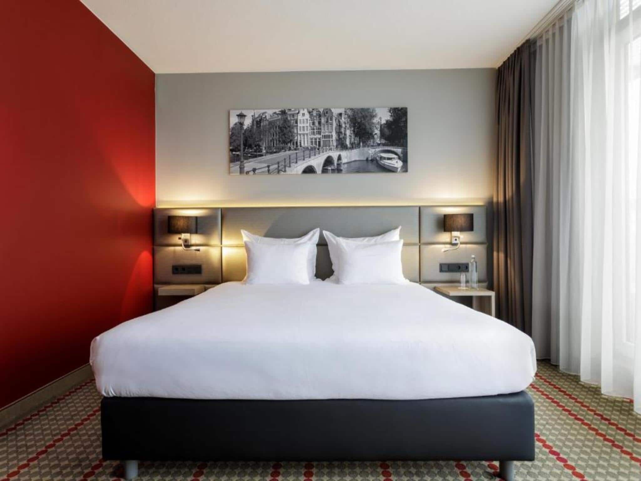 Een slaapkamer van Sunday Hotel Amsterdam Airport Schiphol in Badhoevedorp,