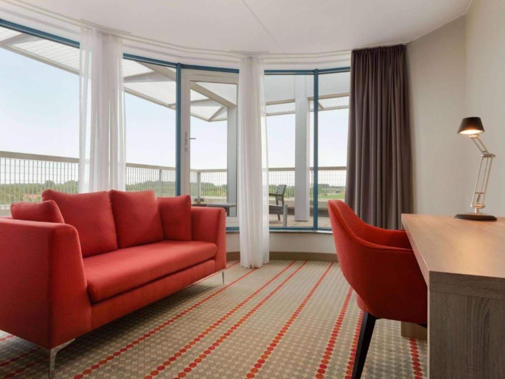 De woonkamer van Sunday Hotel Amsterdam Airport Schiphol in Badhoevedorp,