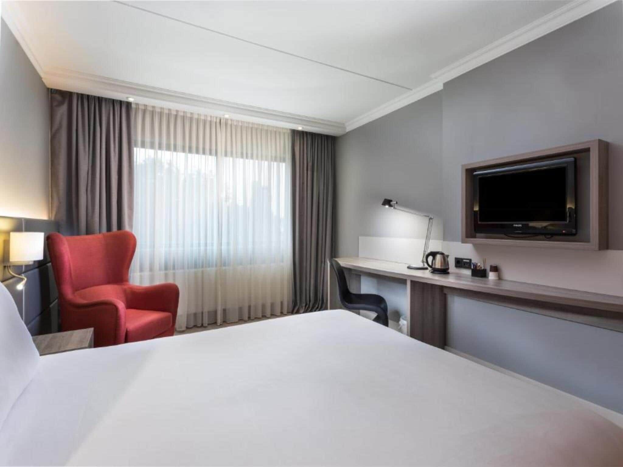 Een slaapkamer van Sunday Hotel Amsterdam Airport Schiphol in Badhoevedorp,
