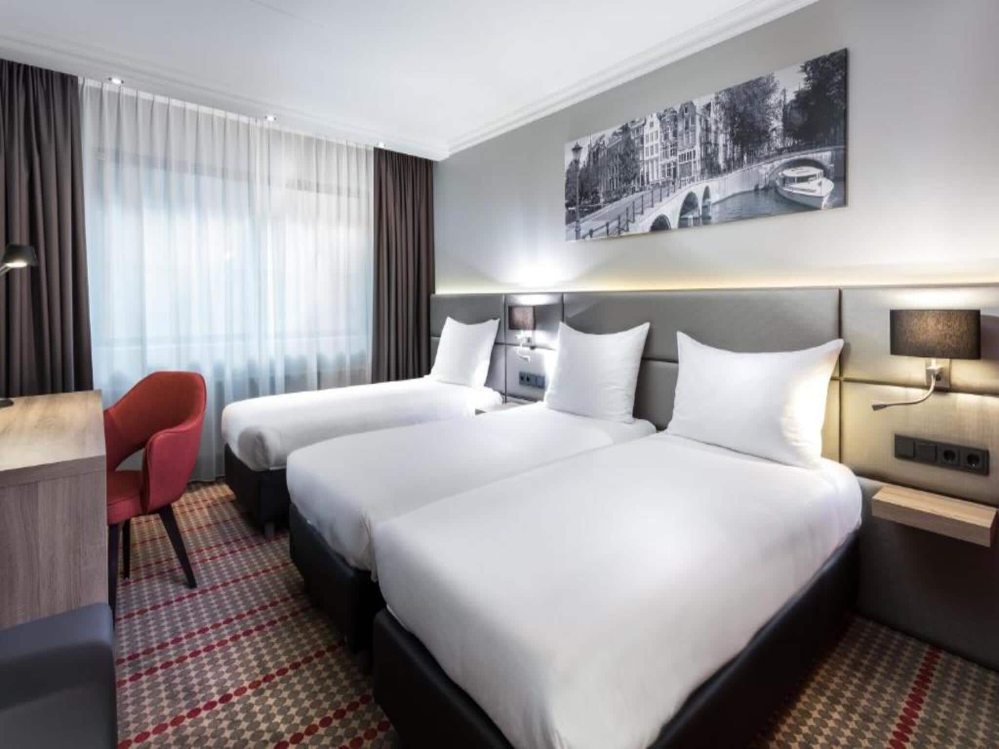 Een slaapkamer van Sunday Hotel Amsterdam Airport Schiphol in Badhoevedorp,