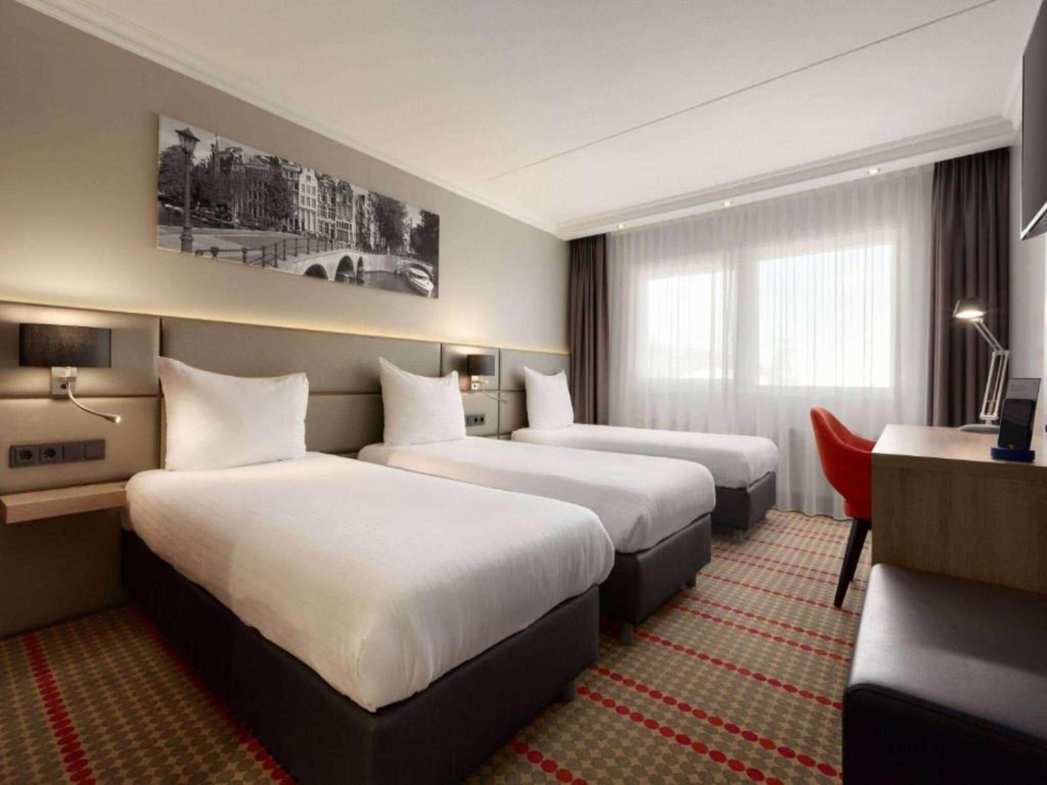 Een slaapkamer van Sunday Hotel Amsterdam Airport Schiphol in Badhoevedorp,