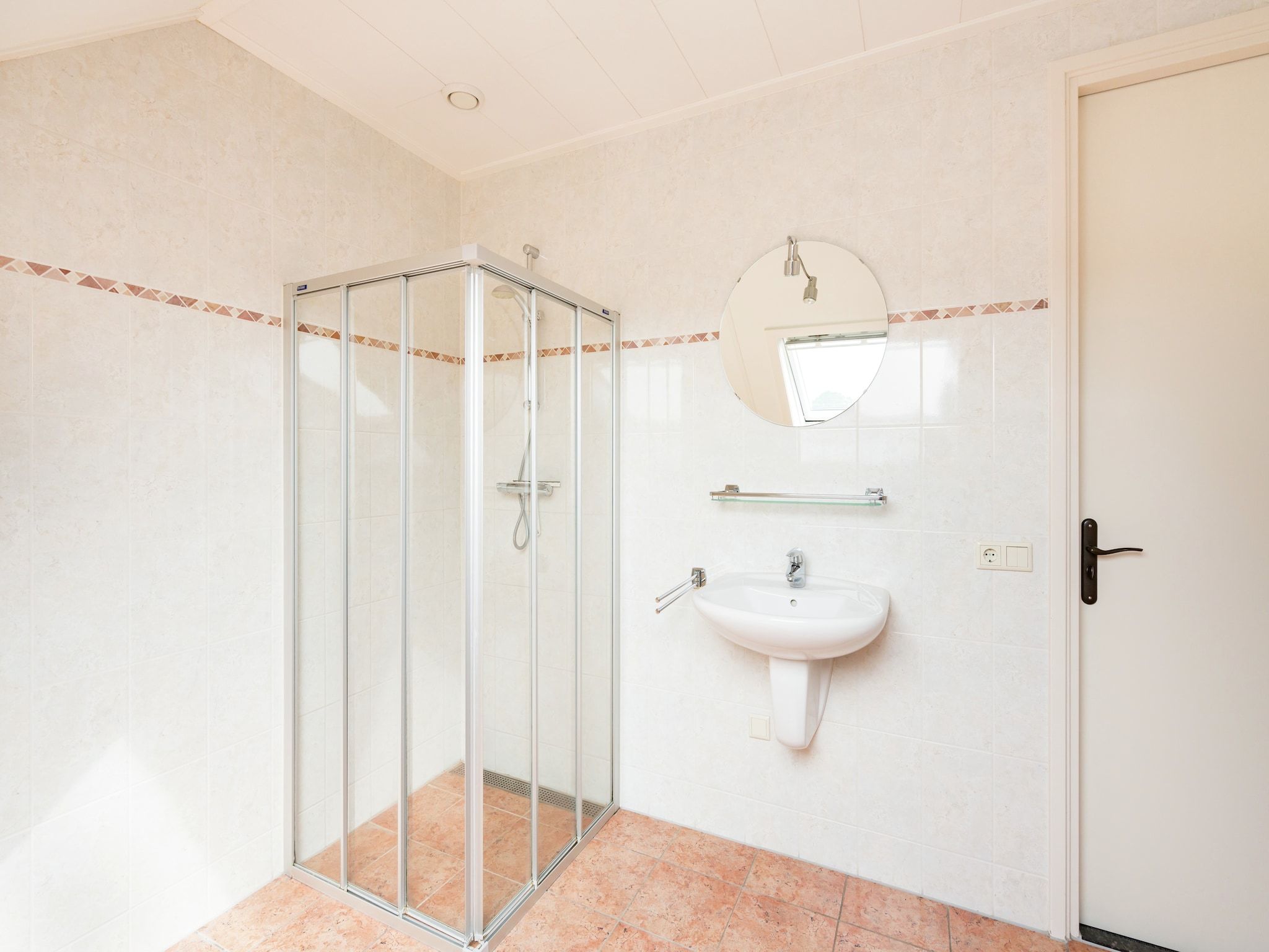 De badkamer van Gerhardeshoeve in Hardenberg-Rheeze