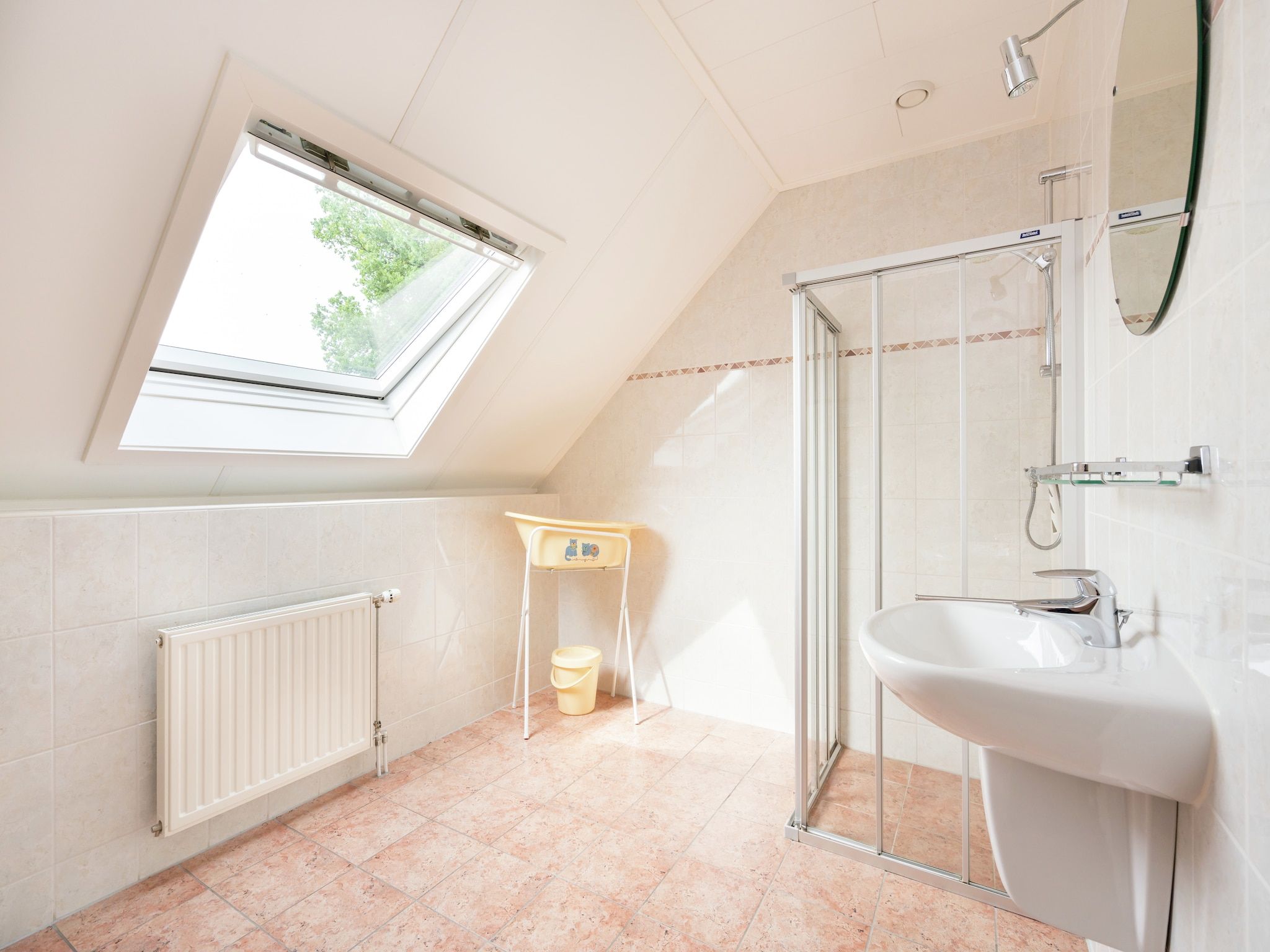 De badkamer van Gerhardeshoeve in Hardenberg-Rheeze