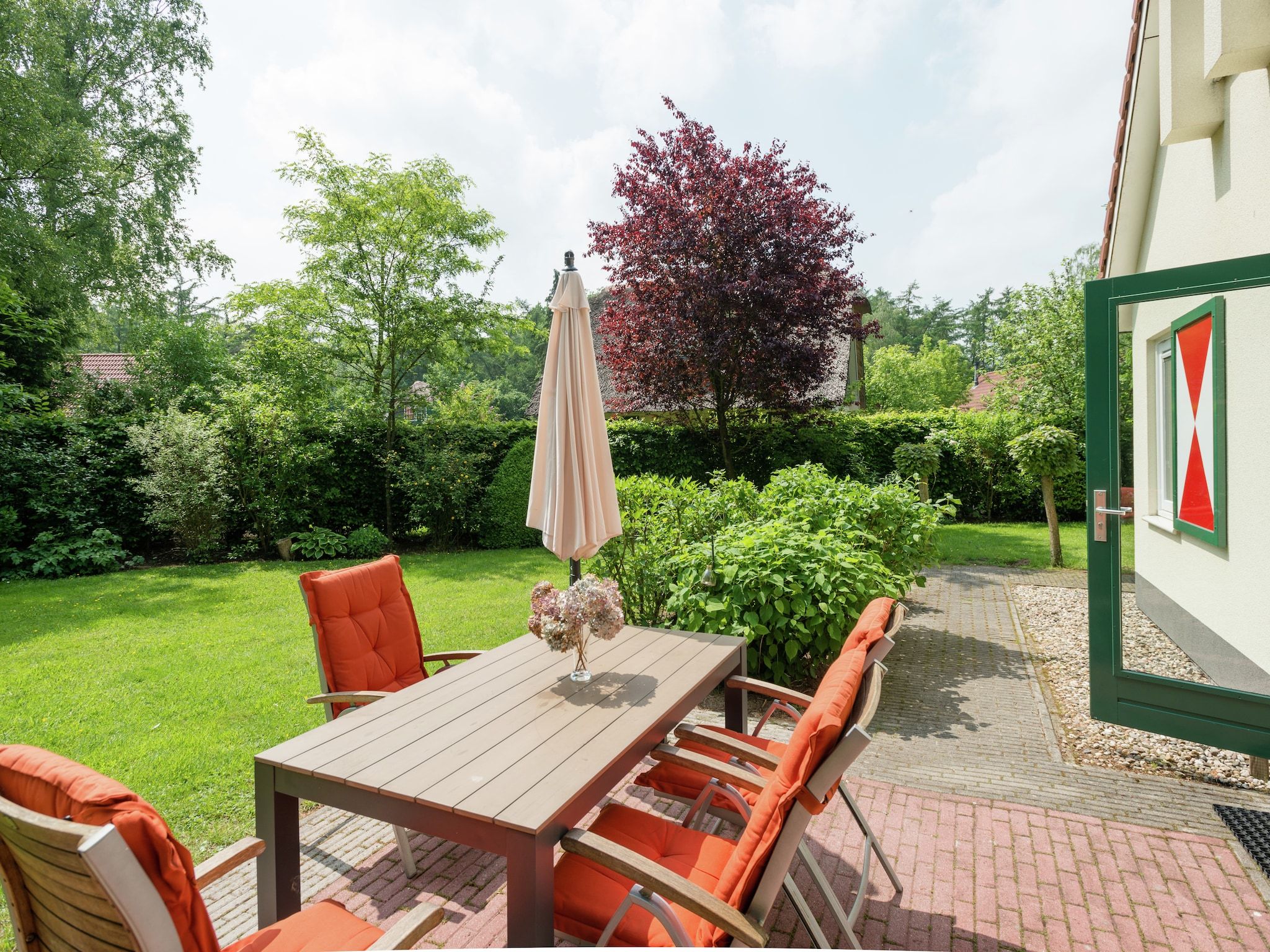 Het terras van Zonnenberg 34 in Heeten