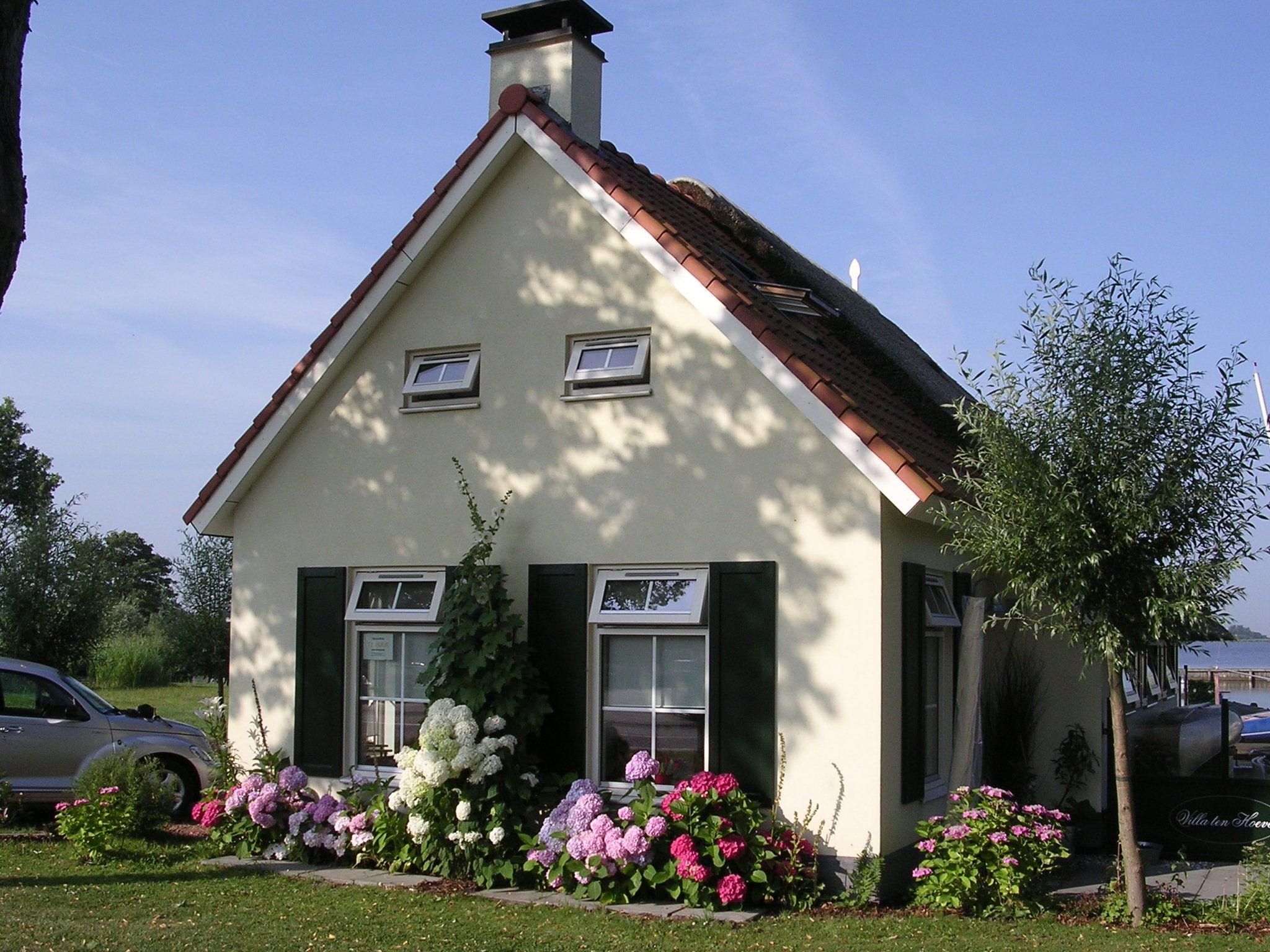 De buitenkant van Villa ten Hoeve in Steendam
