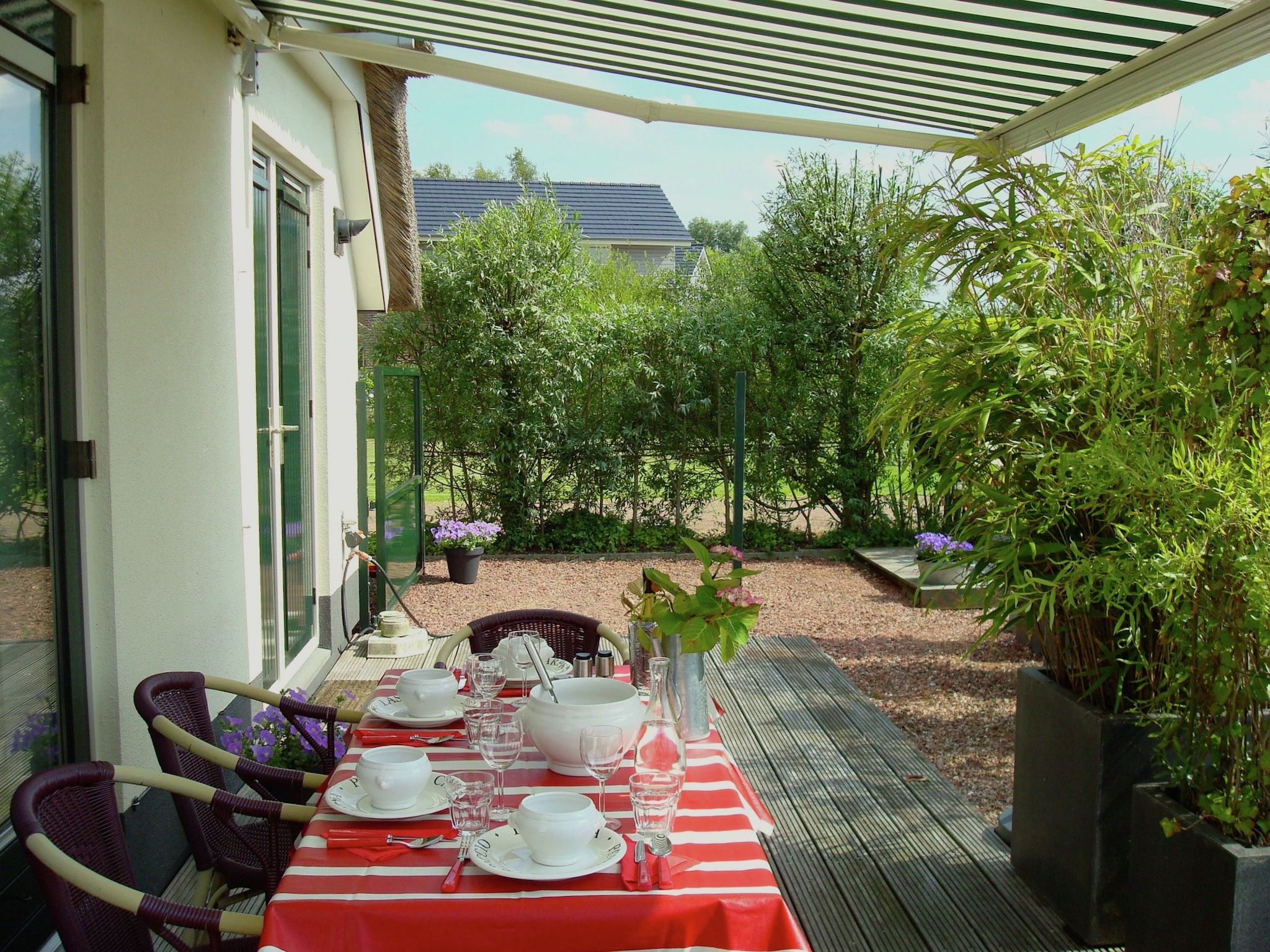 Het terras van Villa ten Hoeve in Steendam