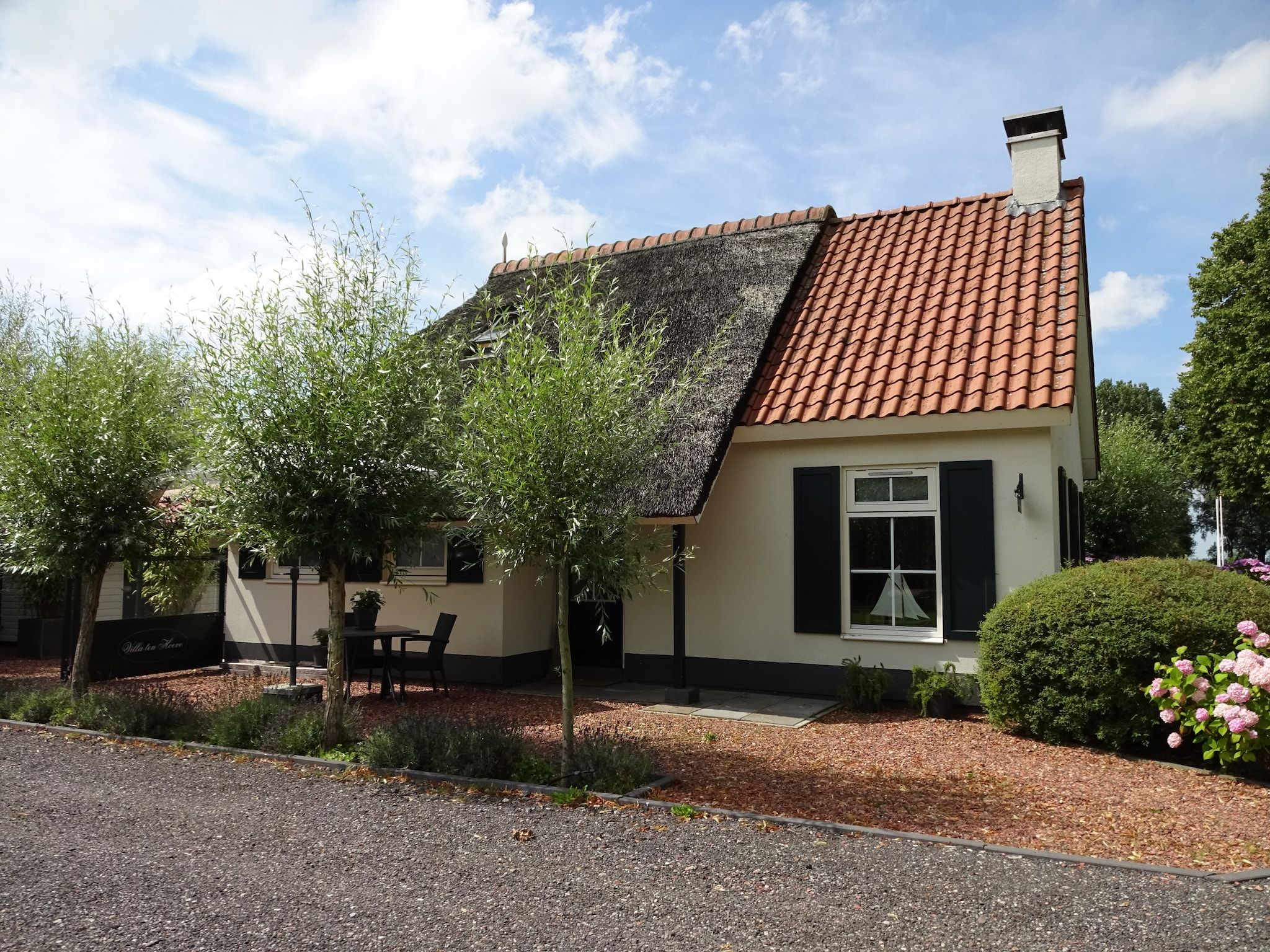 De buitenkant van Villa ten Hoeve in Steendam