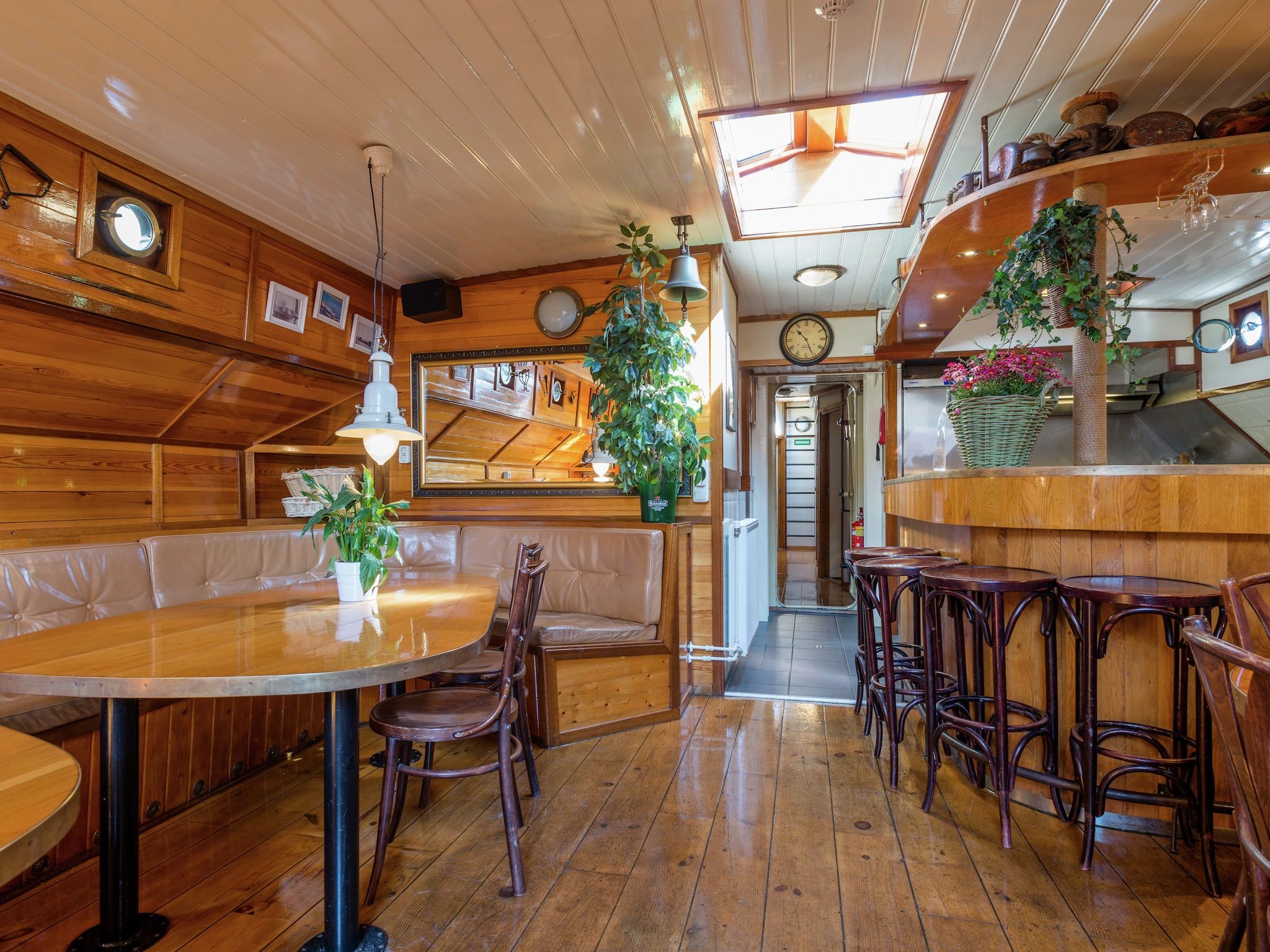 De woonkamer van Korevaer in Leiden