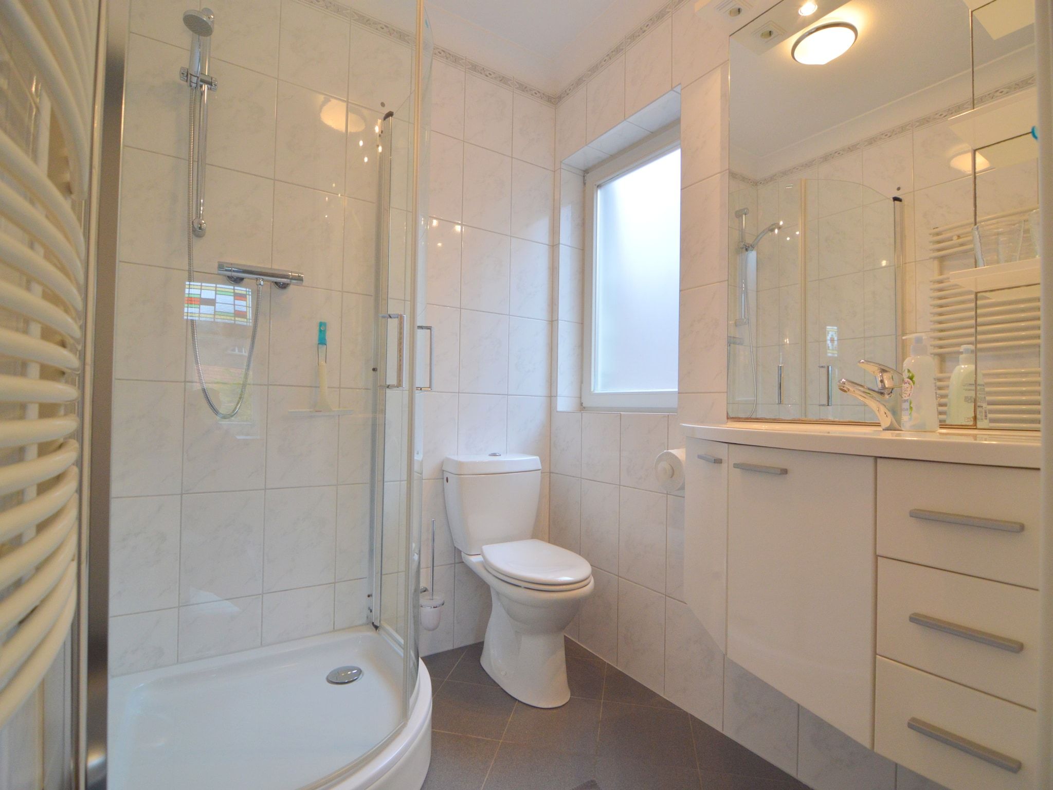 De badkamer van Maasheuvel in Roosteren