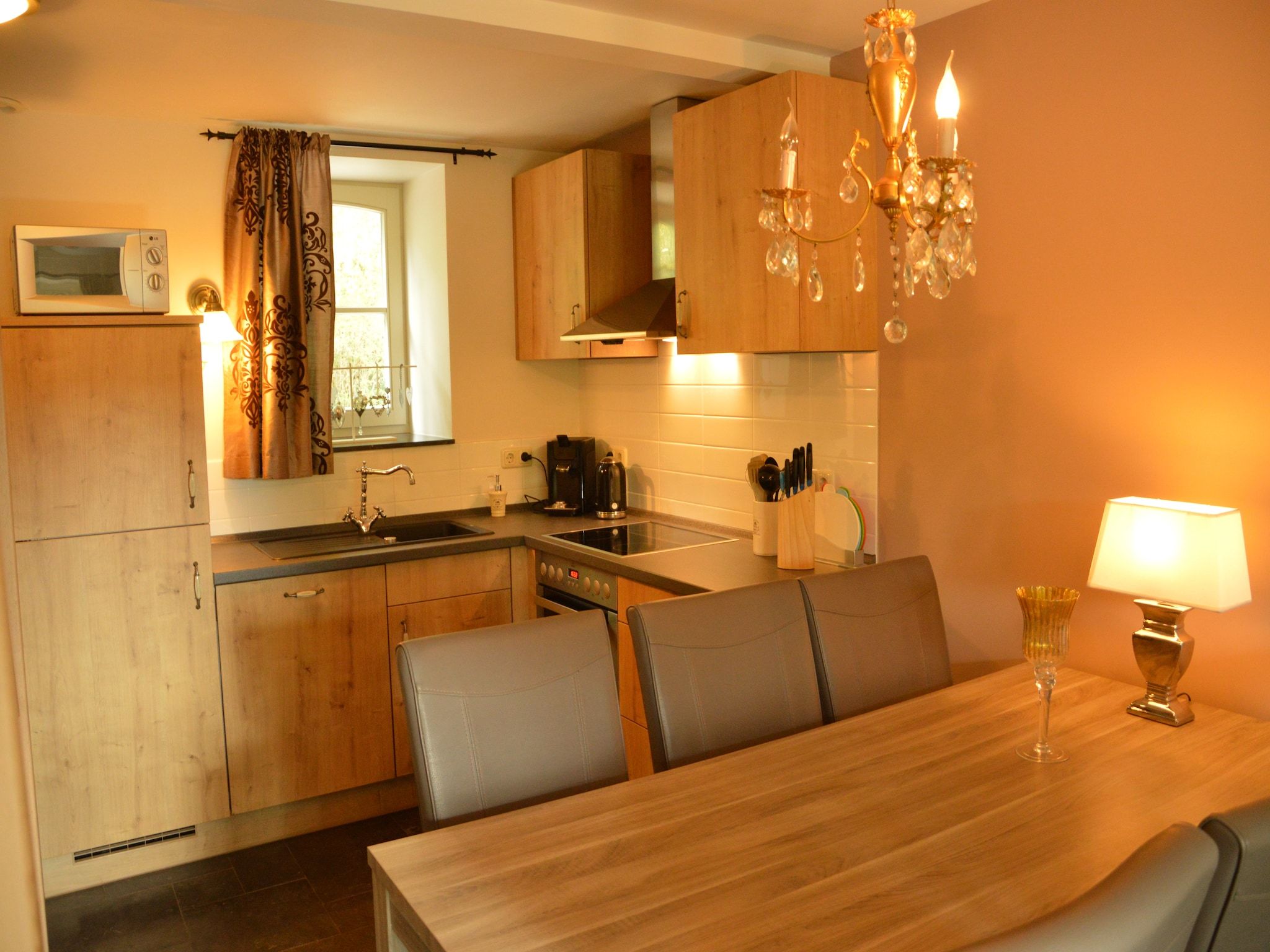 De eetkamer van Hoeve A Gen Water - Hummesknupke in Slenaken