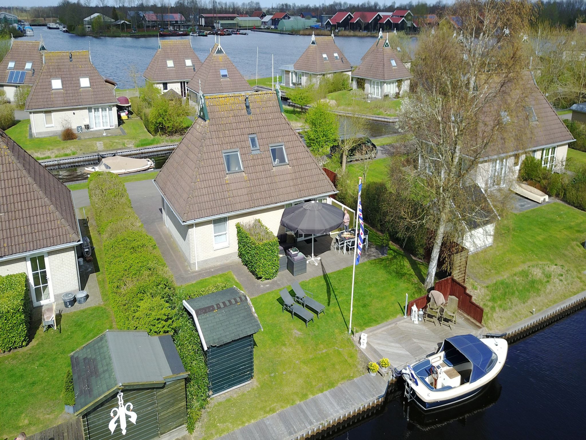 De buitenkant van Wellness aan het Water in Eernewolde in Earnewald