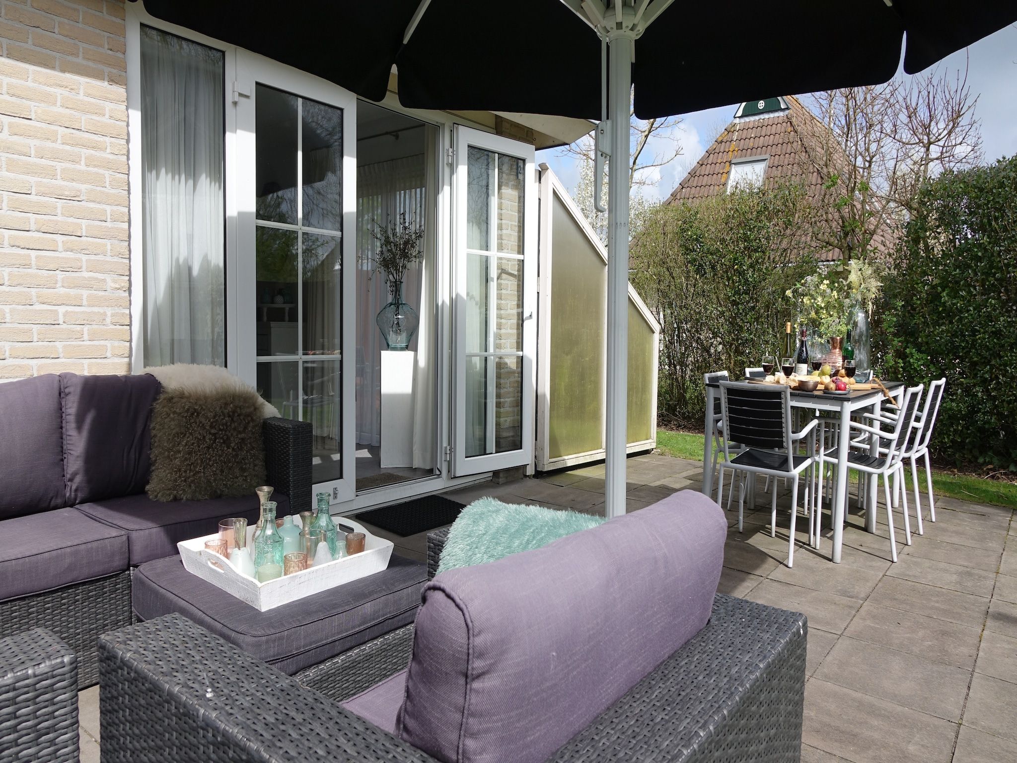 Het terras van Wellness aan het Water in Eernewolde in Earnewald