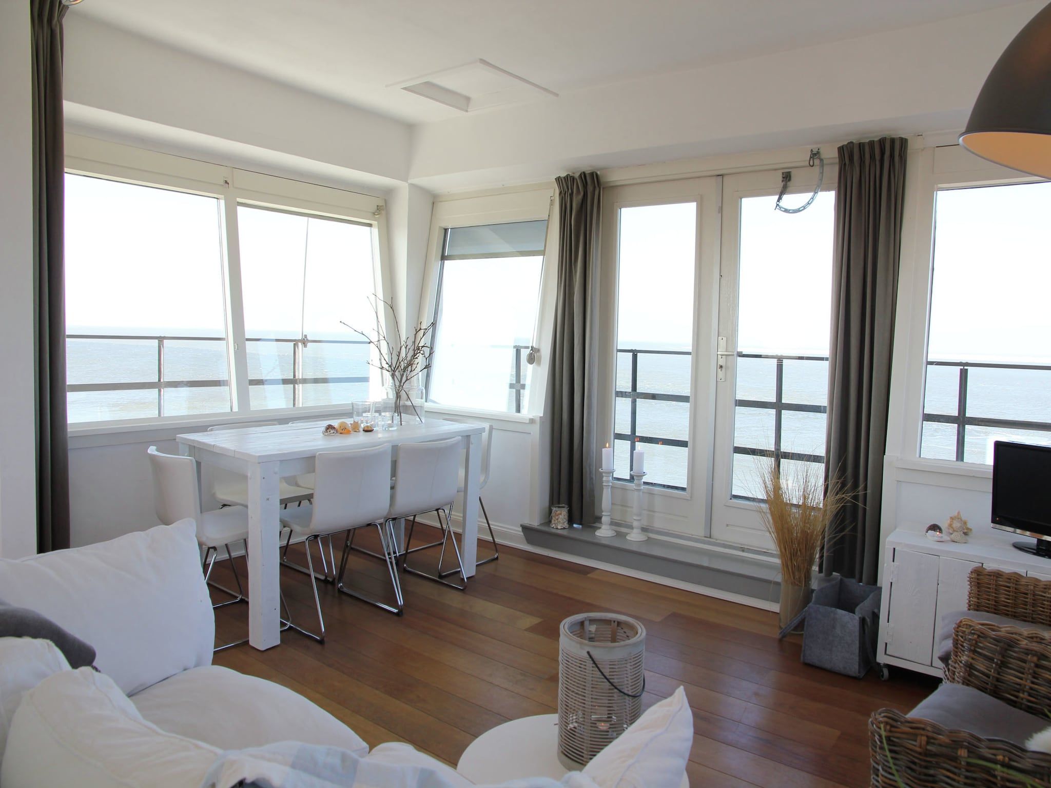 De woonkamer van De Kustwachttoren in Huisduinen