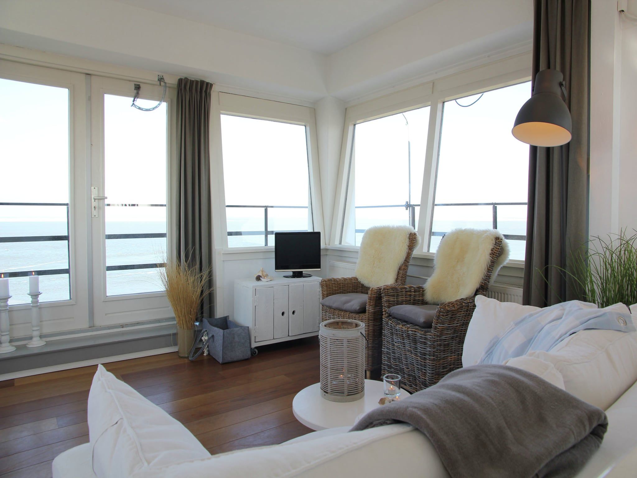 De woonkamer van De Kustwachttoren in Huisduinen