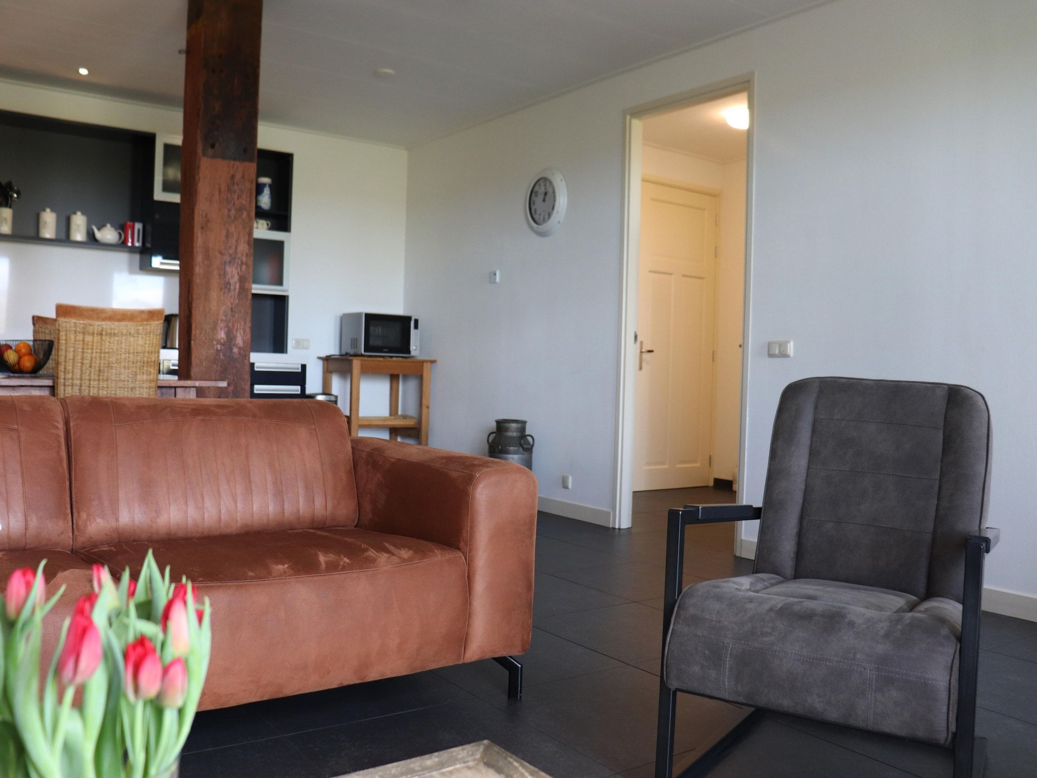 De woonkamer van Berkenhof in Workum