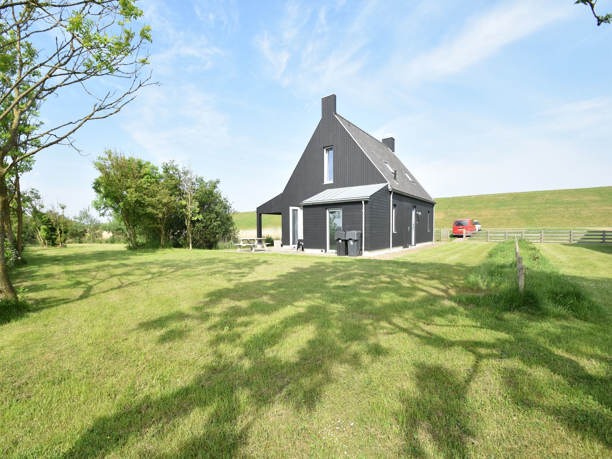 De buitenkant van Zeedijk I in Tzummarum