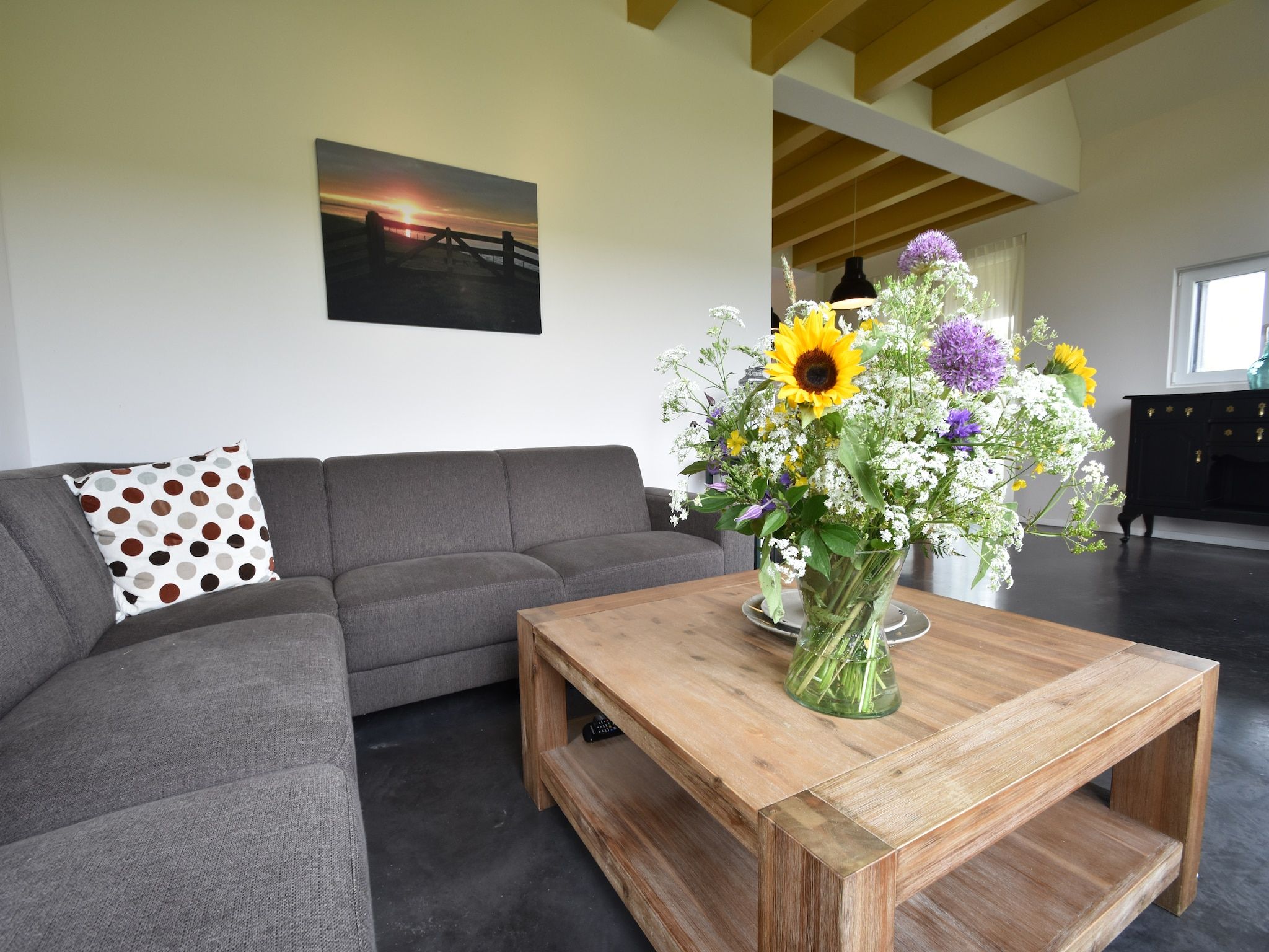 De woonkamer van Zeedijk I in Tzummarum