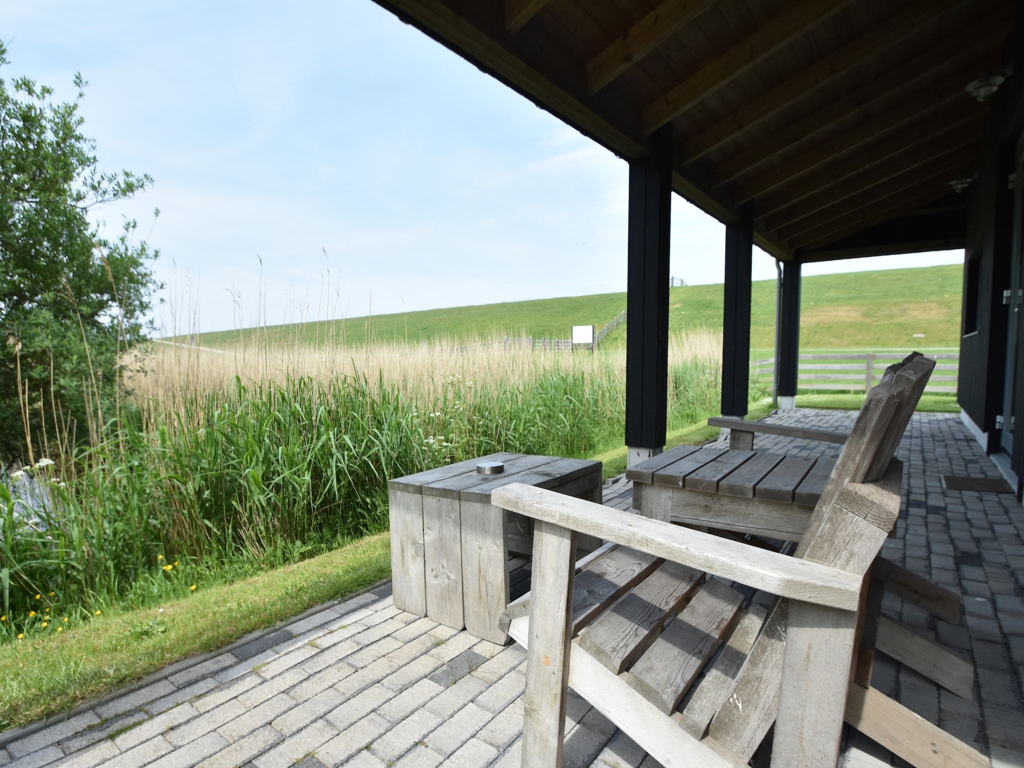 Het terras van Zeedijk I in Tzummarum