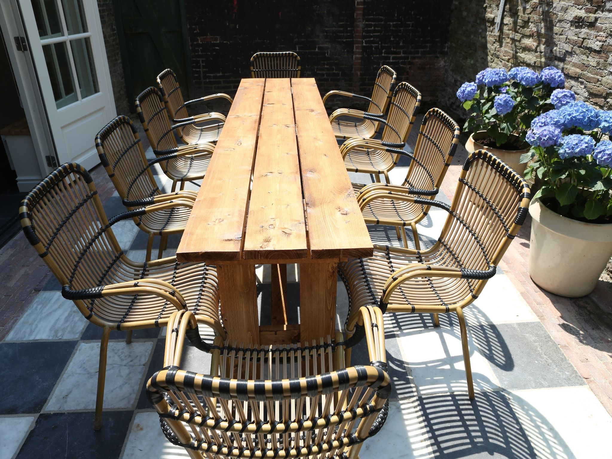 Het terras van VOC-Huys in Enkhuizen