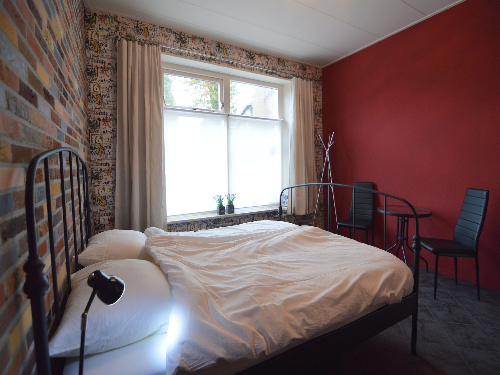 Een slaapkamer van B en B It Huuske in Easterlittens