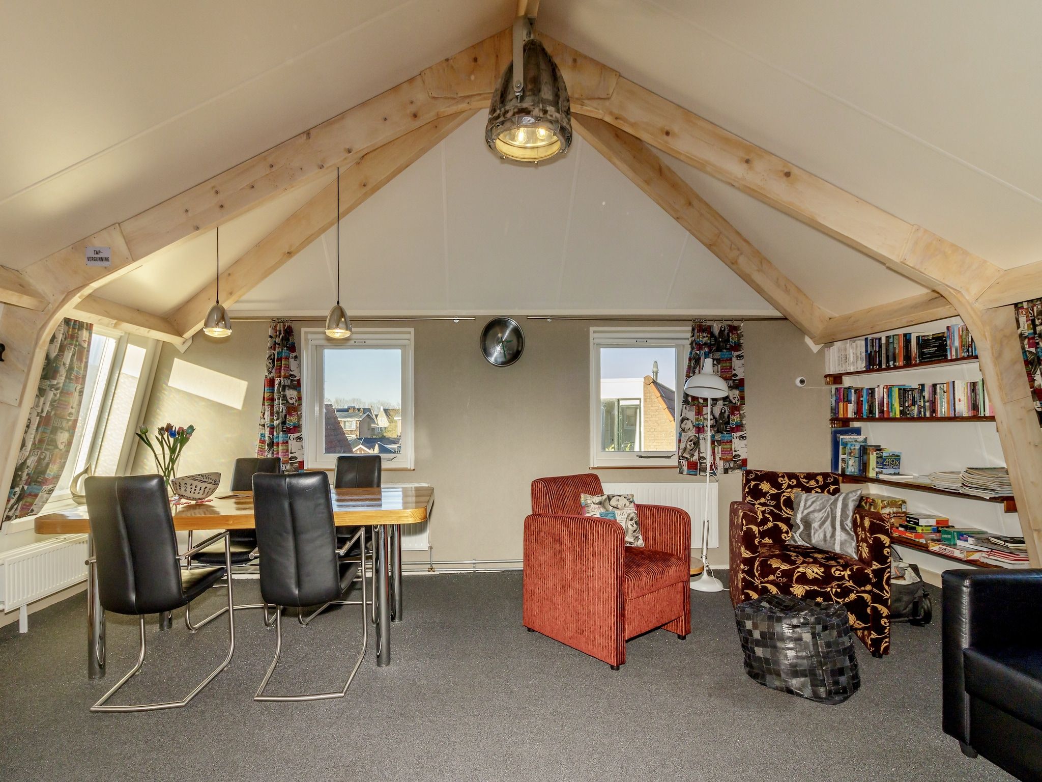 De woonkamer van B en B It Huuske in Easterlittens