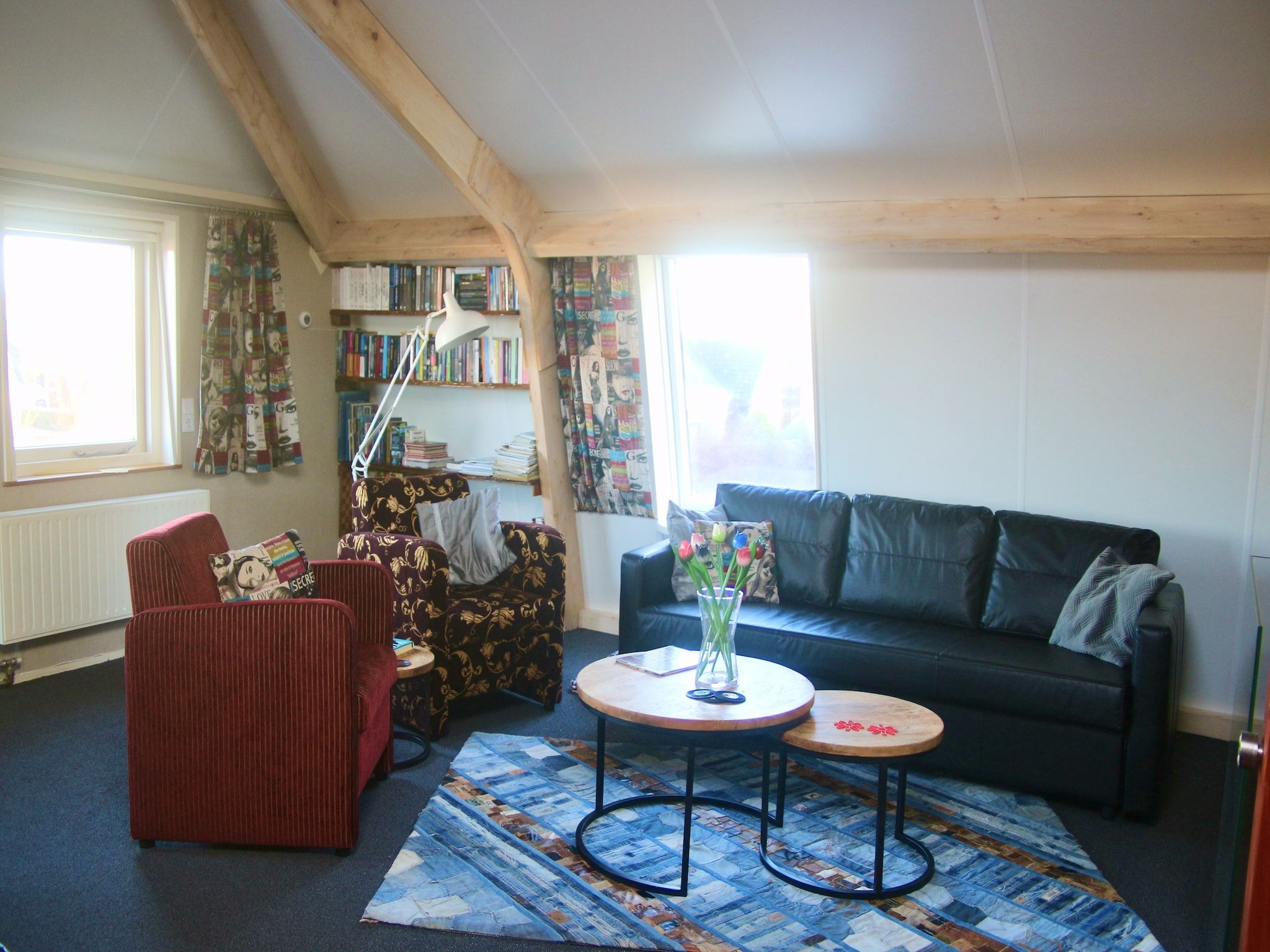 De woonkamer van B en B It Huuske in Easterlittens