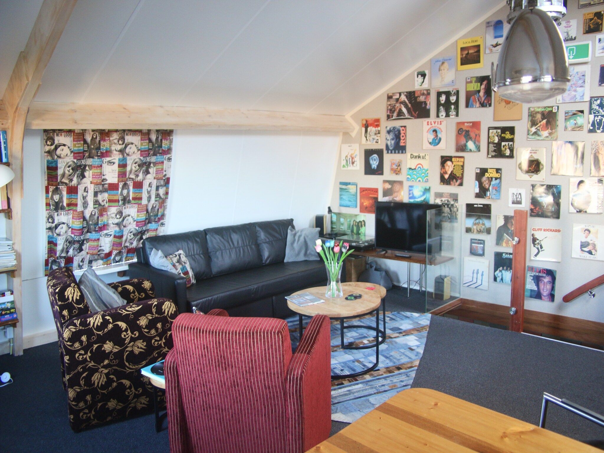 De woonkamer van B en B It Huuske in Easterlittens